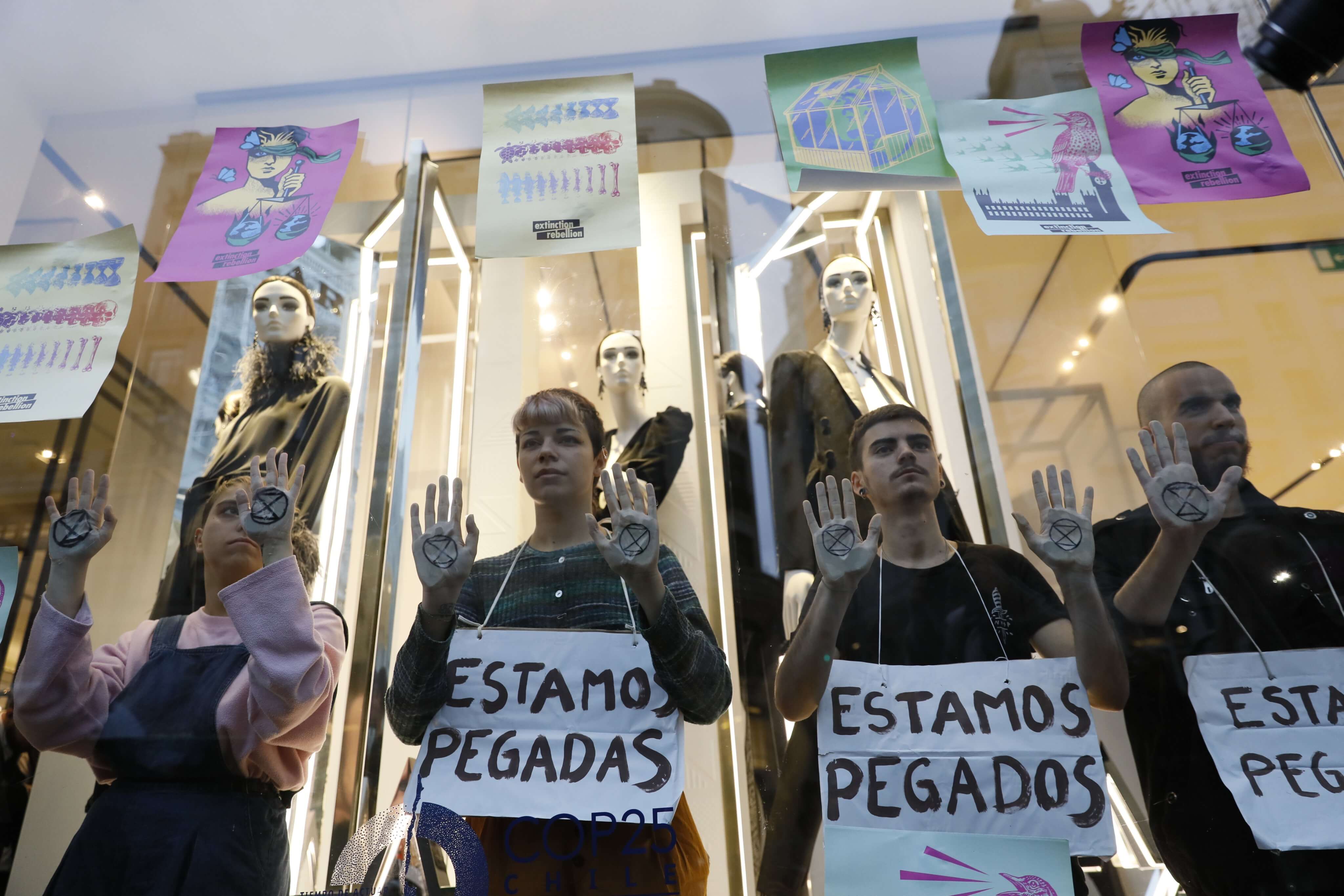 Activistas irrumpen en tienda Zara de Madrid para pedir «justicia climática»