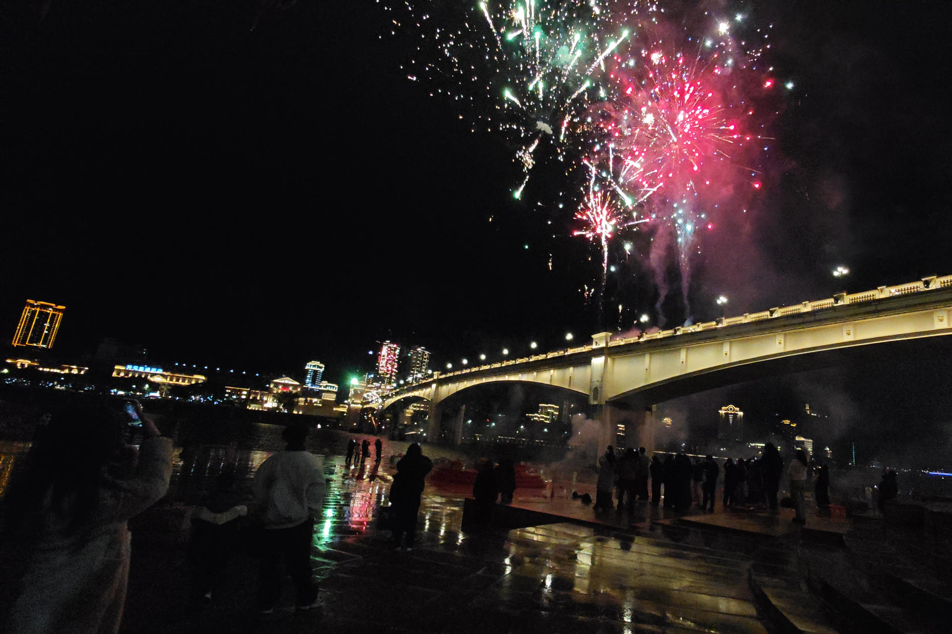 QINGTIAN (CHINA), 17/02/2026.- Espectáculo de fuegos artificiales en la ciudad china de Qingtian. EFE/ Guillermo Benavides