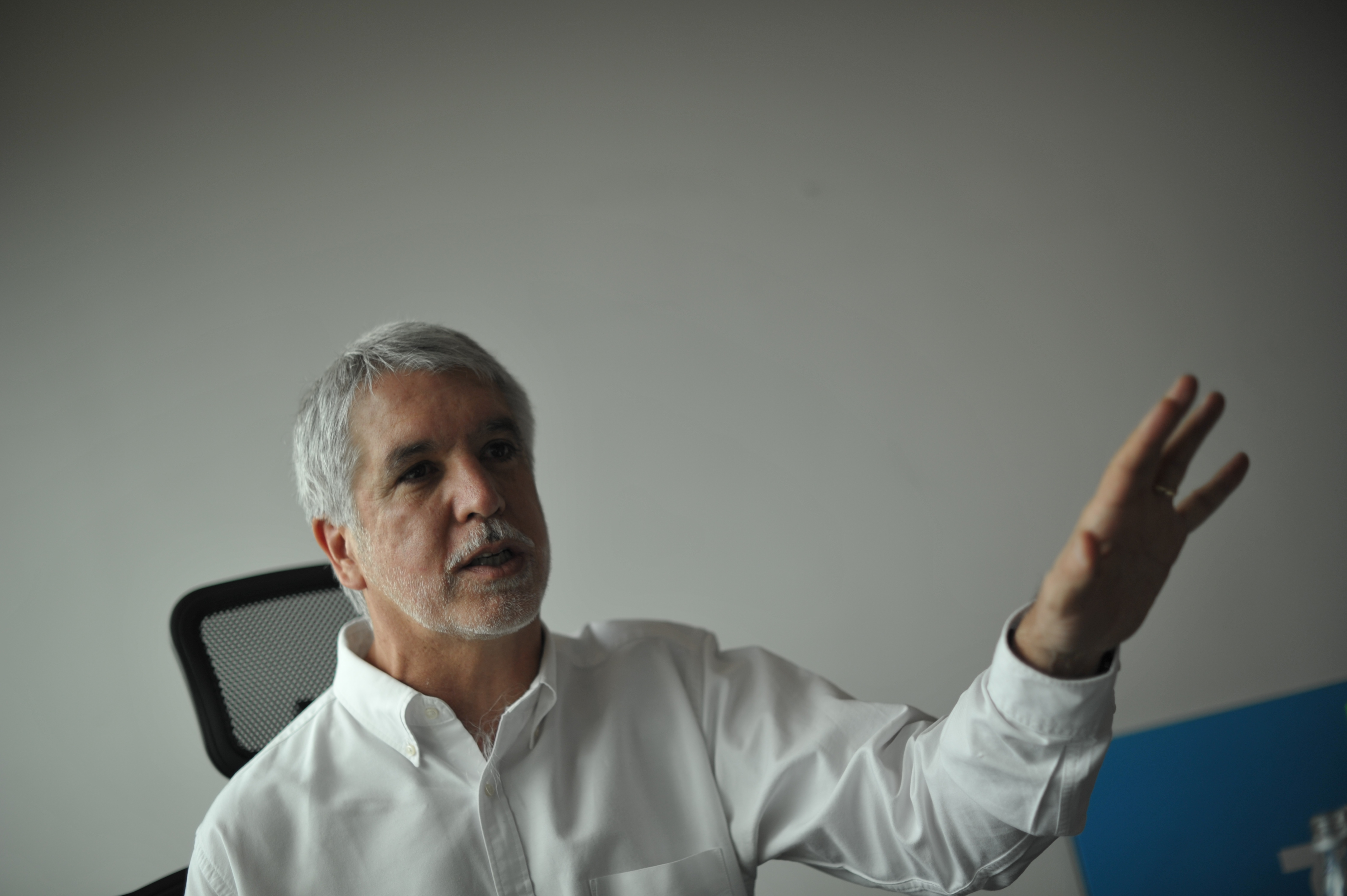 Peñalosa no va por la Alcaldía de Bogotá para “seguir vigilando al Gobierno”