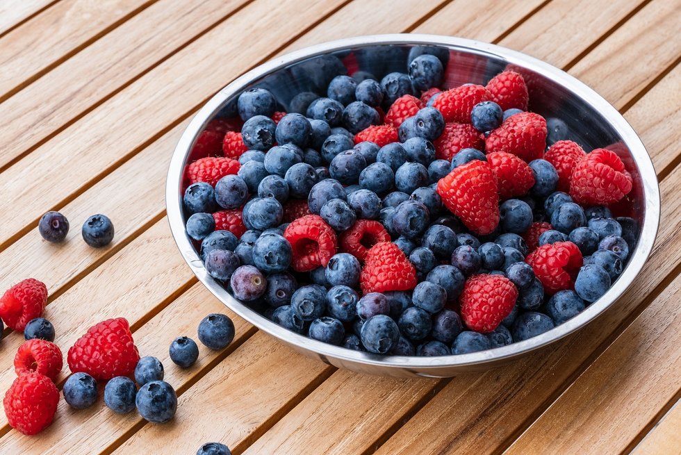 Frutos rojos. Son ricos en vitamina C, tienes propiedades antioxidantes y ayudan a producir colágeno de forma natural. Puedes escoger entre fresas, frambuesas, arándanos y moras, entre otros.