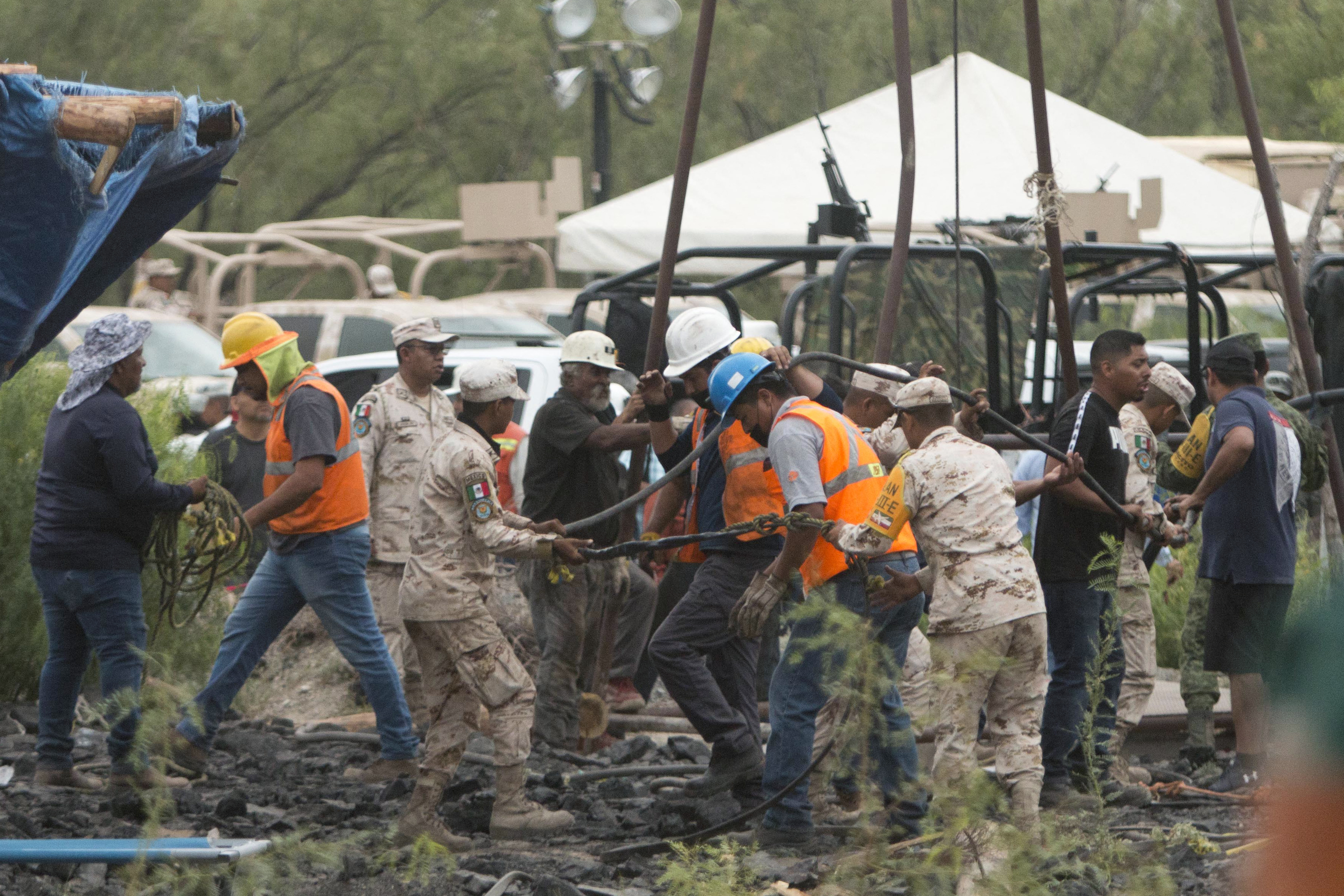 Diez trabajadores permanecen atrapados en una mina en Coahuila, México