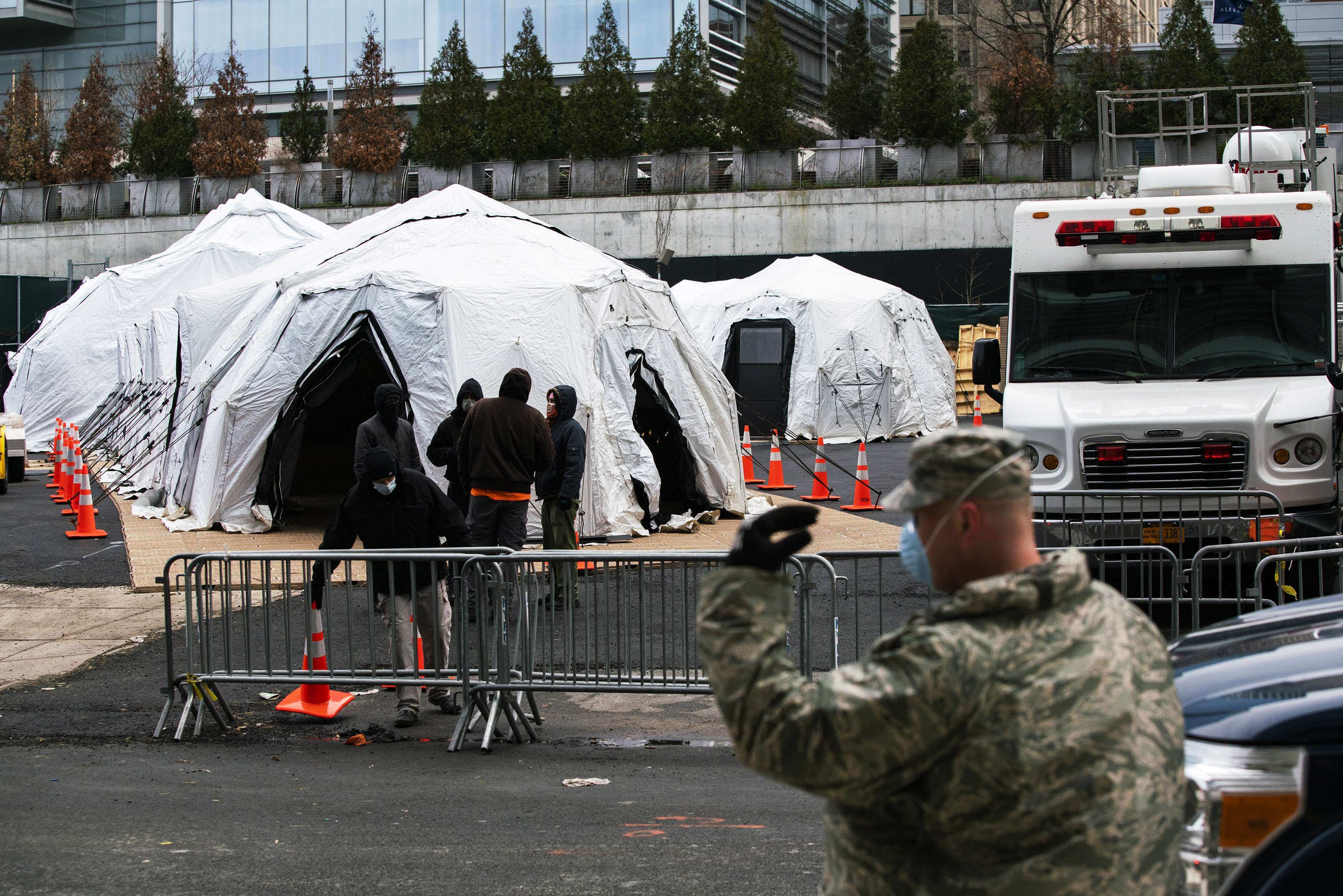 Nueva York instala una morgue temporal a la espera de más muertos por coronavirus