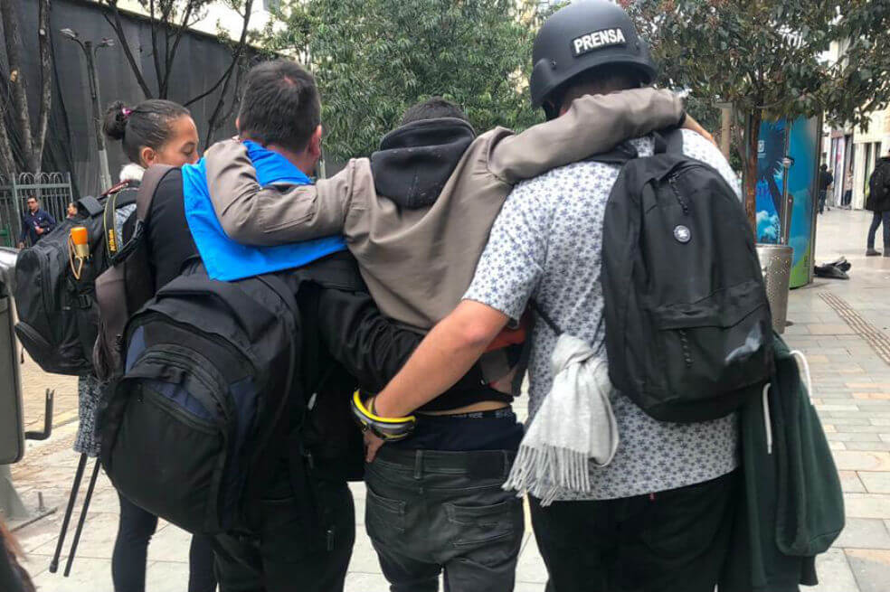 Denuncian agresión de policía contra fotógrafo en medio de protestas en Bogotá