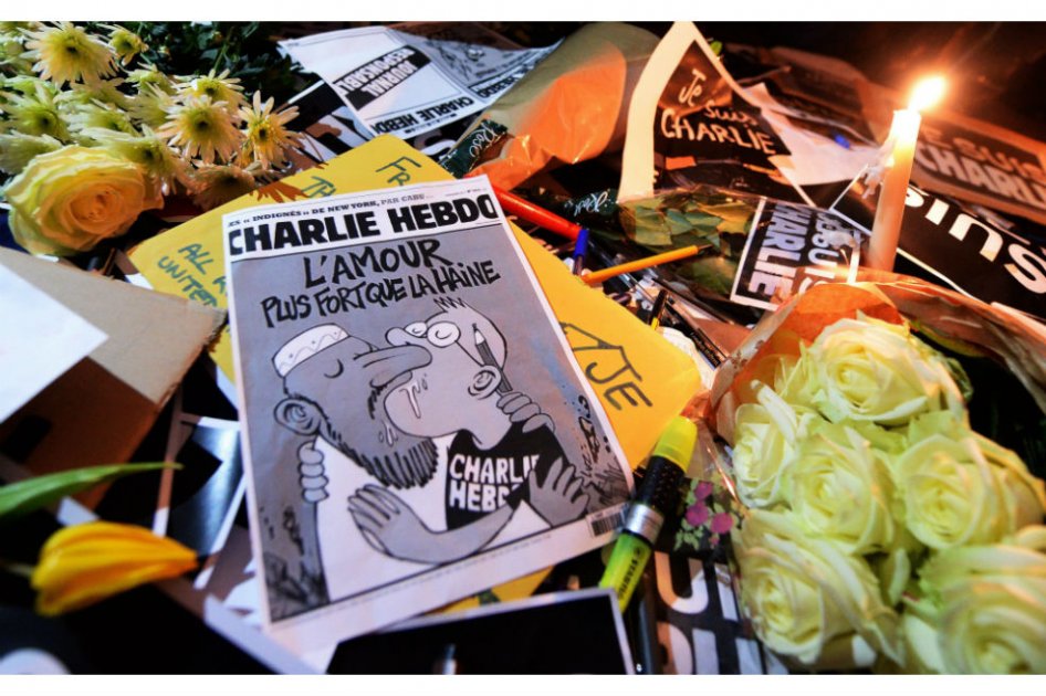 Tras ser objeto de un ataque con un coctel Molotov, el semanario retrató en su portada a un musulmán y a uno de los caricaturistas besándose, con la leyenda “El amor es más fuerte que el odio”. / EFE