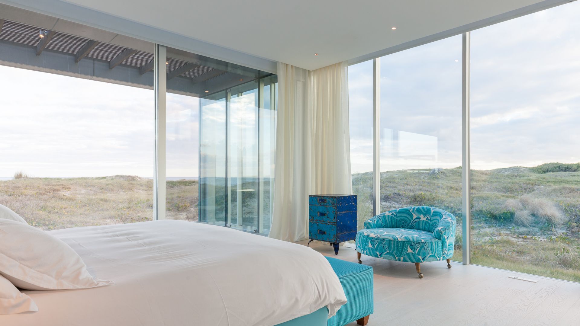 Para los huéspedes centrados en el bienestar, hay que comenzar el día en The Shack, Un retiro natural y contemporáneo que abraza la vida en la playa con un flujo continuo entre el interior y el exterior, con una clase de yoga meditativo en su espectacular pabellón y por la tarde no se pierda los cócteles y las tapas en La Susana, el elegante club de playa y restaurante.