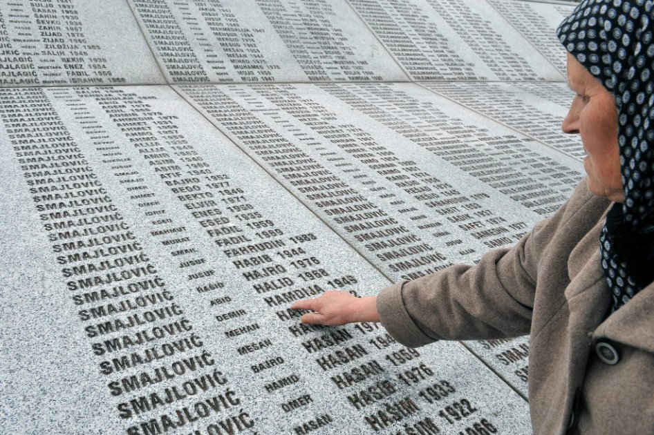 Bida Smajlovic, de 64 años, señala el nombre de su esposo, asesinado durante la masacre de Srebrenica, en un memorial en Potocari.