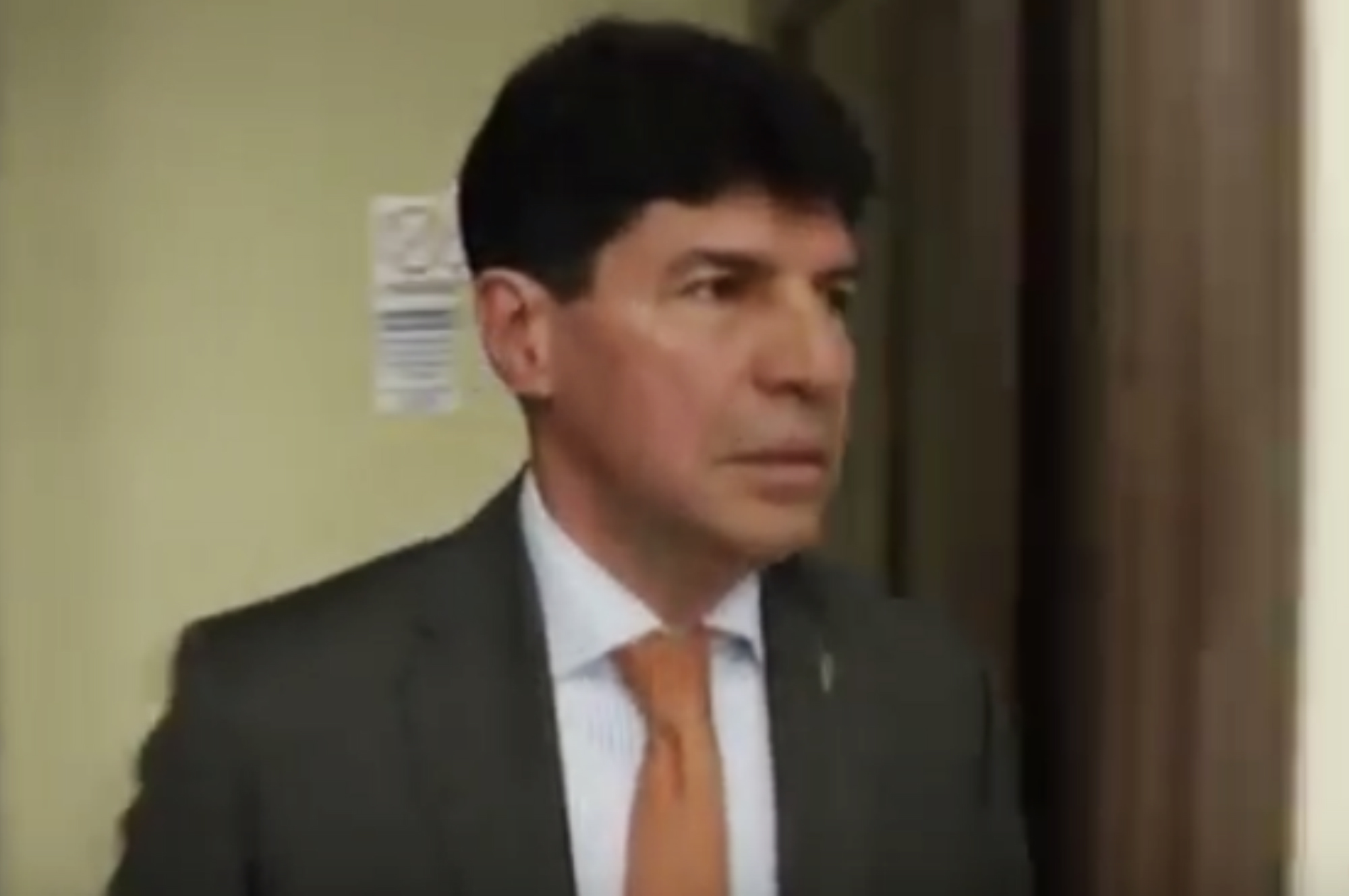 Saúl Cruz debe renunciar