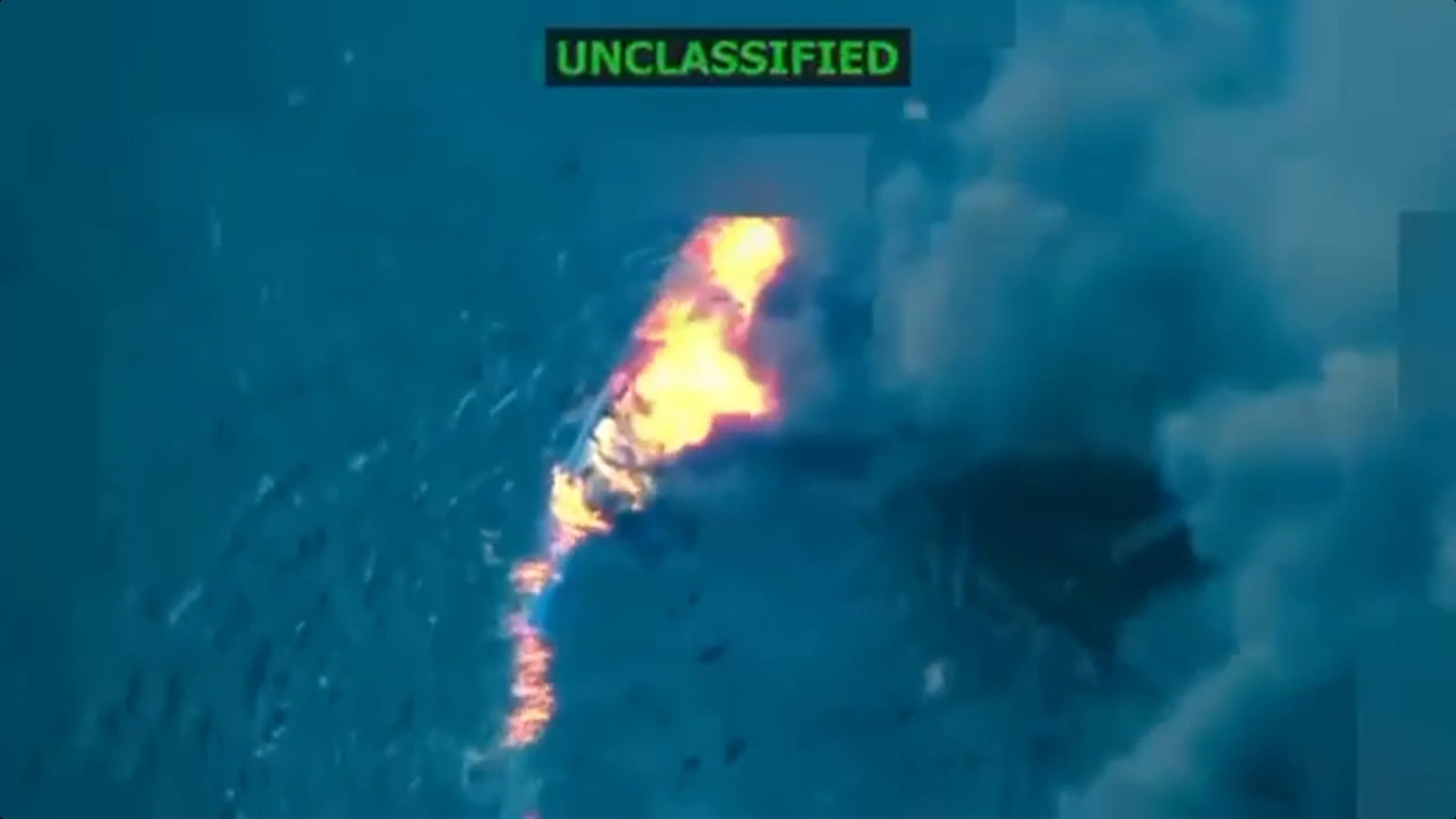 AME904. WASHINGTON (ESTADOS UNIDOS), 19/09/2025.- Captura de video tomado de la red social Truth Social de la cuenta @realDonaldTrump del presidente de Estados Unidos, Donald Trump, que muestra una embarcación en llamas luego de ser atacada en el mar Caribe. Trump informó este viernes que el Ejército realizó un nuevo ataque cinético "letal" contra un "barco afiliado a una organización terrorista" y confirmó la muerte de tres presuntos narcotraficantes. EFE/ @realdonaldtrump /SOLO USO EDITORIAL/NO VENTAS/SOLO DISPONIBLE PARA ILUSTRAR LA NOTICIA QUE ACOMPAÑA (CRÉDITO OBLIGATORIO)
