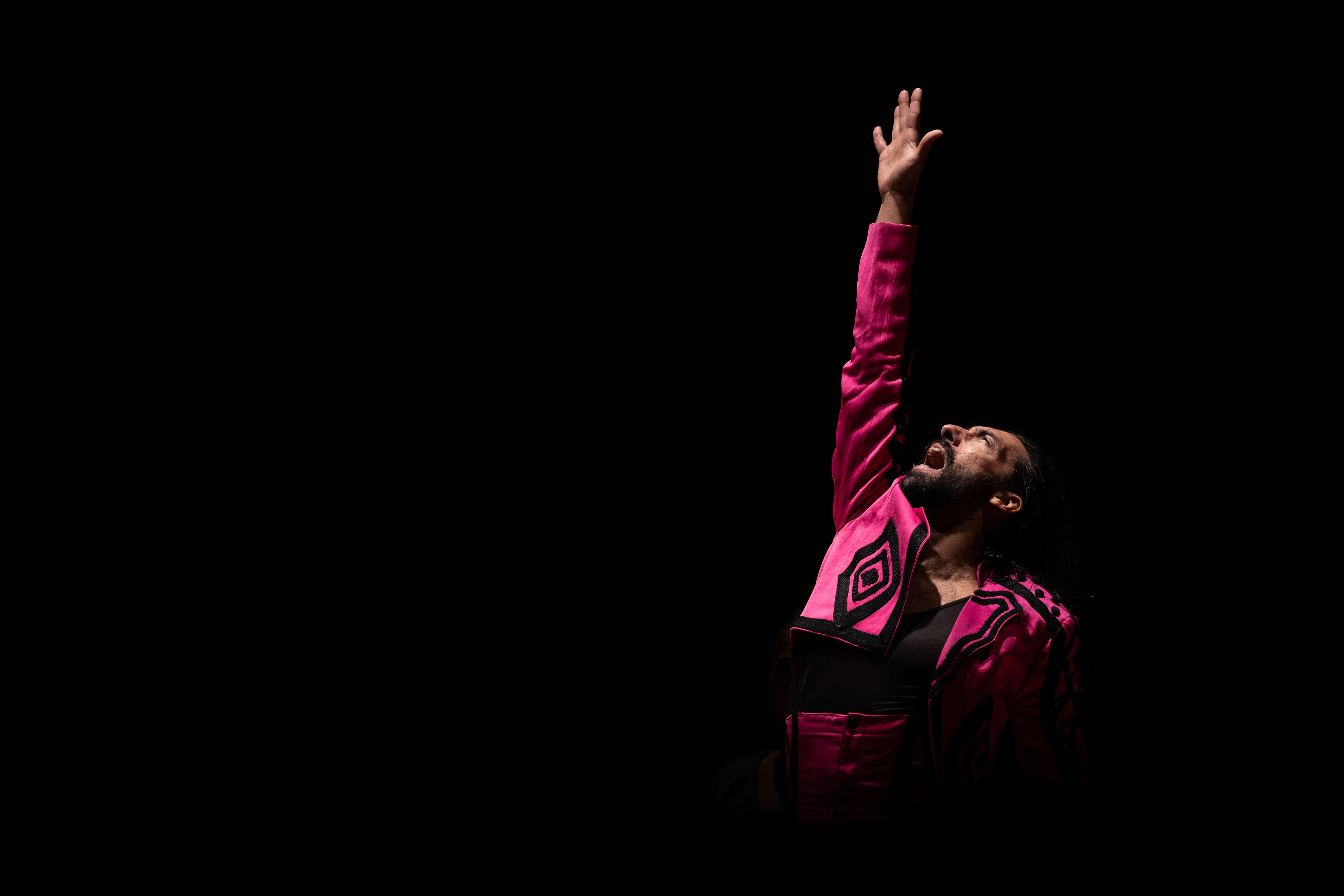 AME999. SAO PAULO (BRASIL), 16/12/2022.- El bailarín Eduardo Guerrero se presenta durante el espectáculo "Flamenco Auténtico" ofrecido por el Teatro Real de Madrid, el 14 de diciembre de 2022, en el teatro Sao Pedro, en Sao Paulo (Brasil). El español Eduardo Guerrero, uno de los mayores bailaores de la actualidad, entiende el flamenco como un arte en constante "crecimiento", con capacidad para "llegar a todo el mundo" y competir de tú a tú con géneros de masas como el reguetón, sobre el que duda si pasará a la posteridad. EFE/ Isaac Fontana