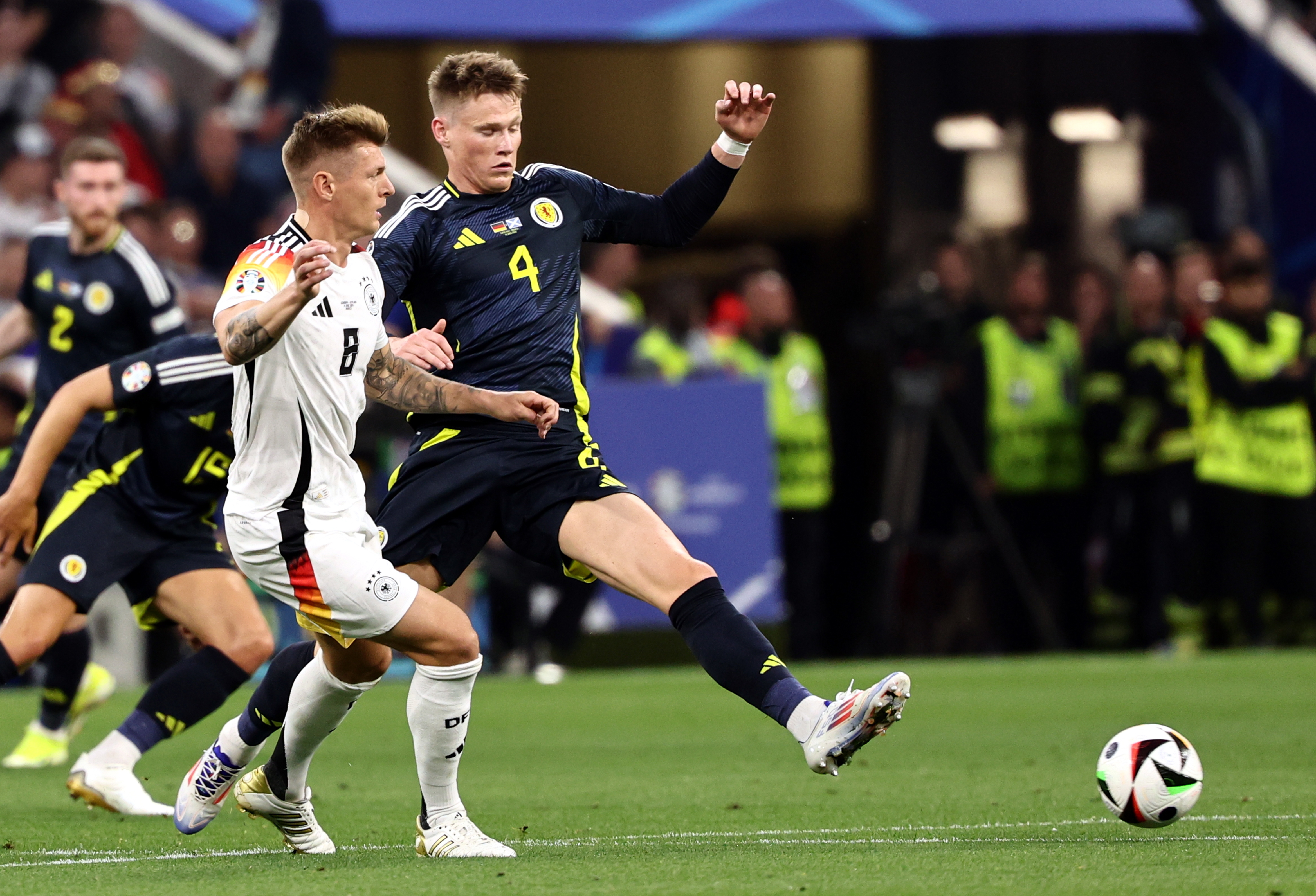 Munich (Germany), 14/06/2024.- Scott McTominay of Scotland (R) in action against Toni Kroos of Germany during the UEFA EURO 2024 group A match between Germany and Scotland in Munich, Germany, 14 June 2024. (Alemania) EFE/EPA/ANNA SZILAGYI