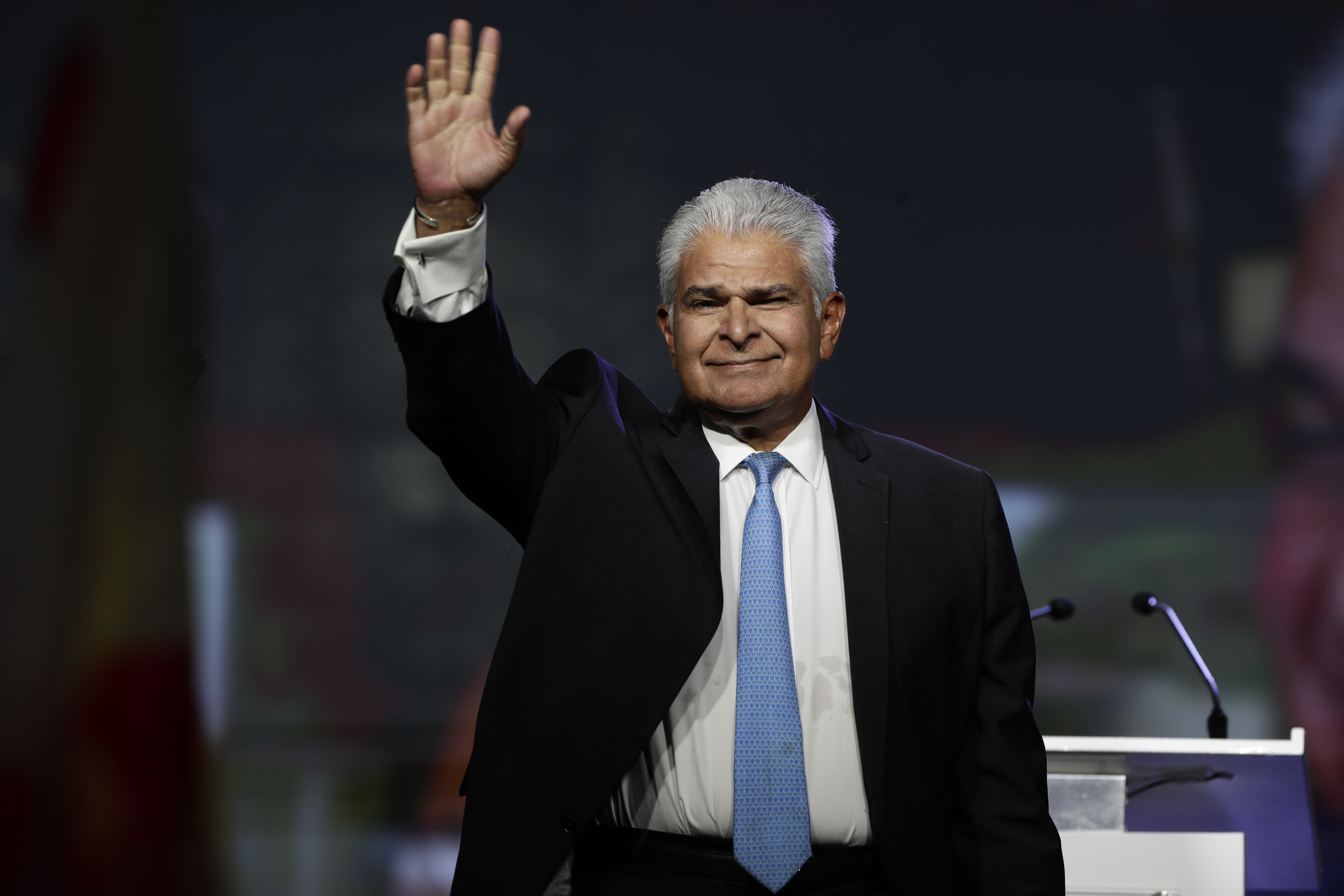 AME1285. CIUDAD DE PANAMÁ (PANAMÁ), 28/04/2024.- El candidato presidencial del partido RM, el exministro de Seguridad José Raúl Mulino, favorito en los sondeos para las elecciones del 5 de mayo, saluda durante el evento de cierre de su campaña electoral este domingo, en Ciudad de Panamá (Panamá). El 5 de marzo pasado, Mulino se convirtió oficialmente en el candidato presidencial del partido Realizando Metas (RM) después de que el Tribunal Electoral (TE) inhabilitara al expresidente Ricardo Martinelli (2009-2014) como aspirante al Ejecutivo tras ser sentenciado a más de 10 años de prisión por blanqueo de capitales. Algo más de 3 millones de panameños están llamados a las urnas el próximo 5 de mayo para elegir al nuevo presidente y vicepresidente, entre otros cargos como disputados y alcaldes. EFE/ Bienvenido Velasco