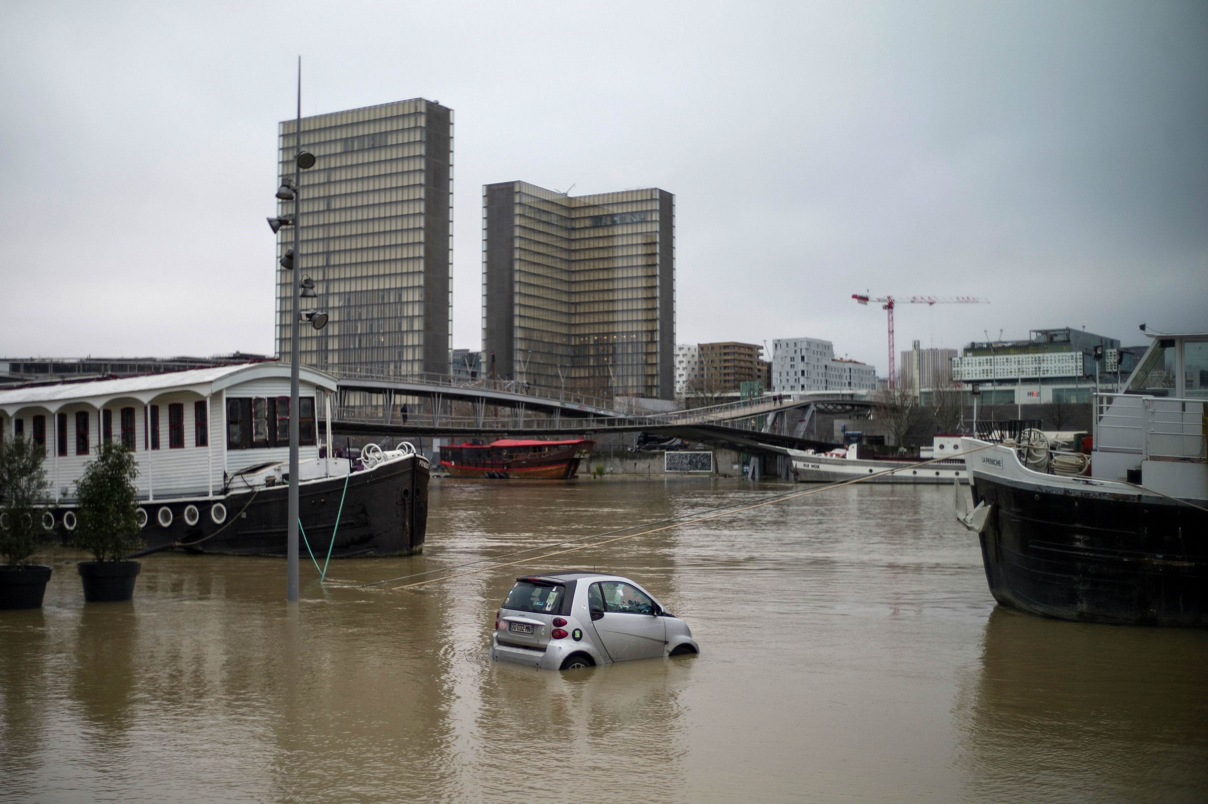 El río Sena, en París, alcanza su máximo en crecida