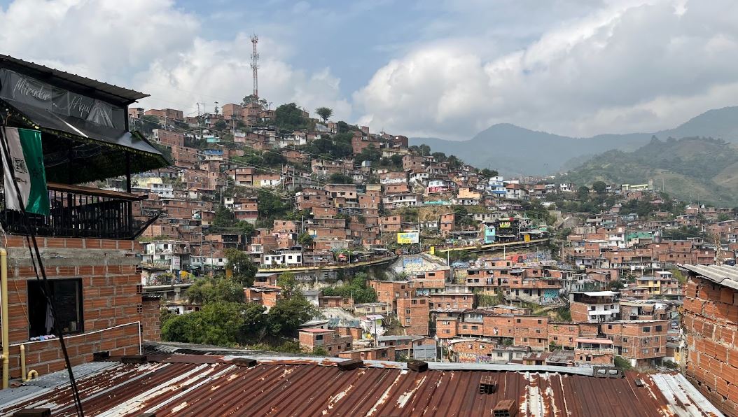 Vista de las comunas de Medellin. De acuerdo a la encuesta de percepción ciudadana realizada por Medellín Cómovamos en 2022, el 29,5% de las mujeres de la ciudad  manifestó sufrir esta situación de hambre en su hogar.