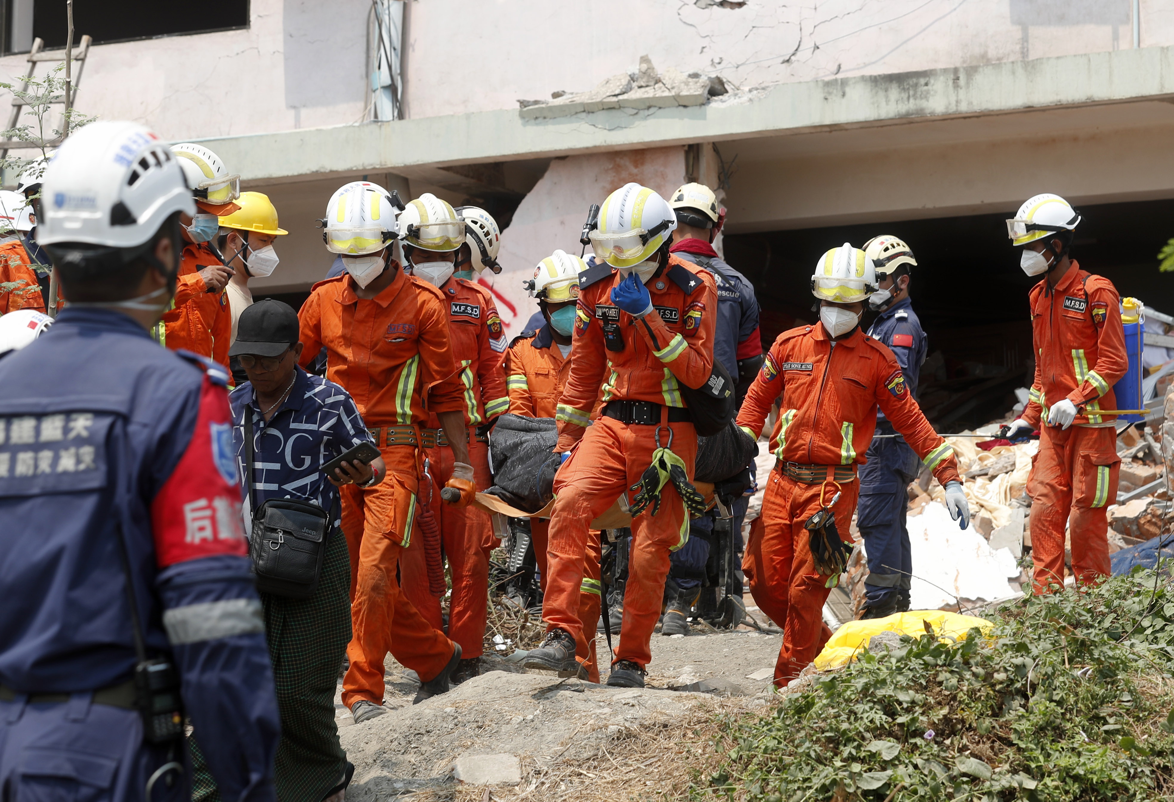 FOTODELDÍA MANDALAY, 03/04/2025.- Rescatistas birmanos trasladan el cuerpo de una víctima del terremoto en Mandalay, Myanmar, este jueves. Más de 3.000 personas murieron y miles resultaron heridas tras un terremoto de magnitud 7,7 que azotó el país el 28 de marzo, según el gobierno de Myanmar.EFE/ Nyein Chan Naing