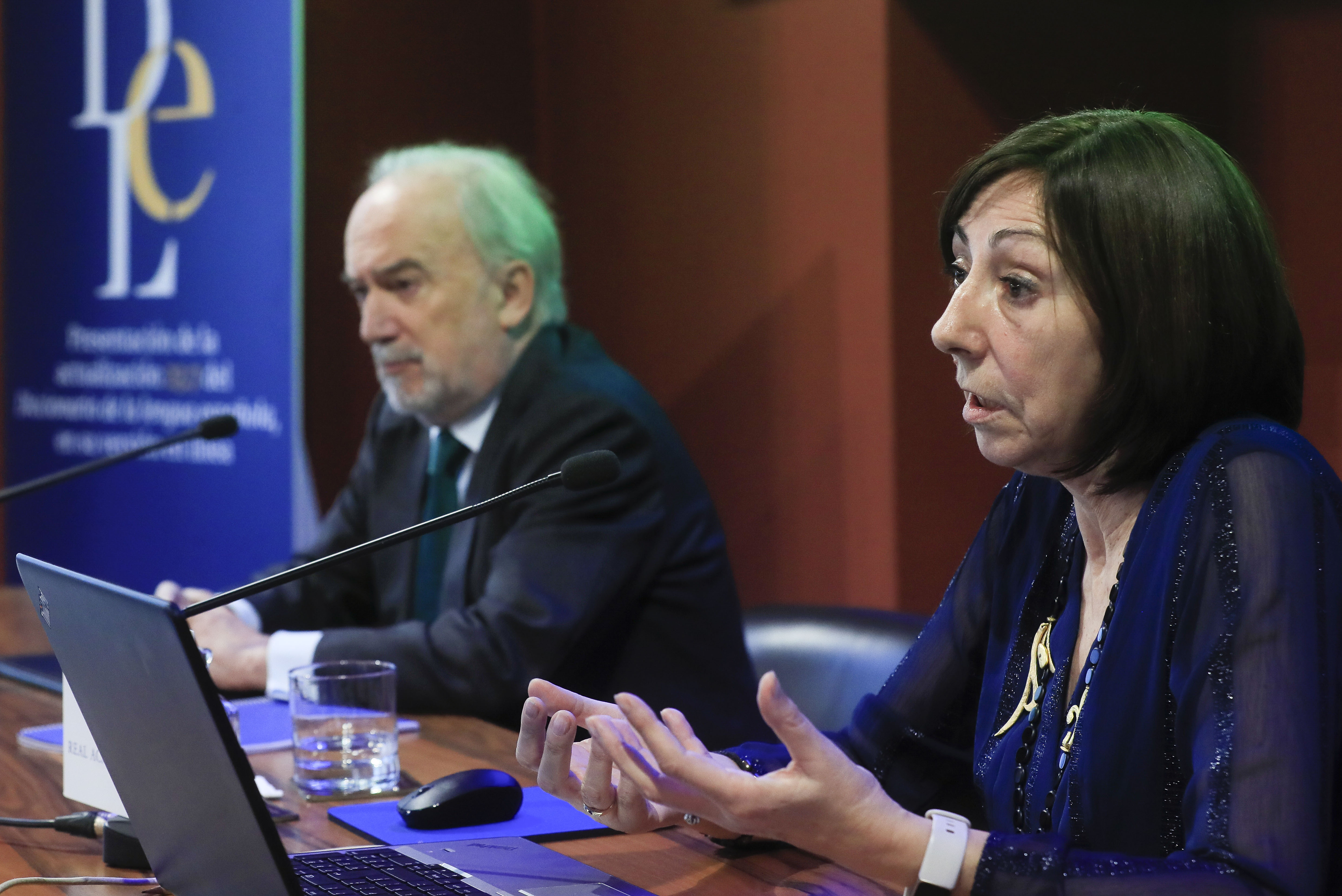 MADRID, 28/11/2023.- El director de la Real Academia Española (RAE) y presidente de la Asociación de Academias de la Lengua Española (ASALE), Santiago Muñoz Machado (i), y la responsable del Instituto de Lexicografía, Elena Zamora, presentan en una rueda de prensa las novedades de la versión electrónica 23.7 del Diccionario de la lengua española (DLE) este martes en la sede de la RAE en Madrid. 'Machirulo', 'big data', 'cookie', 'no binario' o 'sinhogarismo' son algunas de las nuevas palabras que incorpora el DLE desde este martes, según la actualización presentada por Muñoz Machado. EFE/Fernando Alvarado