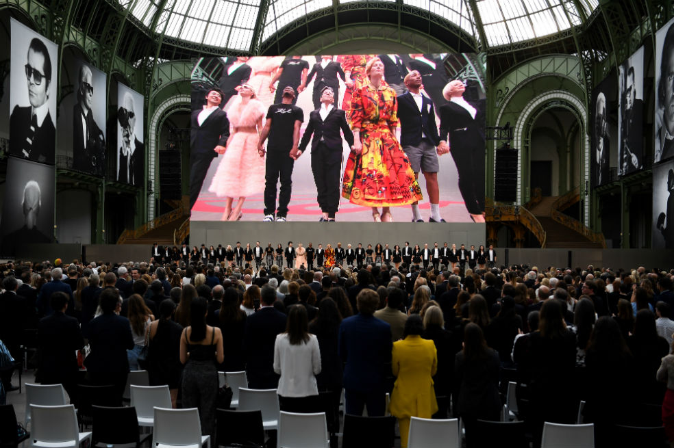 "Vivo en una irrealidad total" Al acto, de hora y media e imaginado por el director de teatro y de ópera Robert Carsen, asistieron la primera dama de Francia, Brigitte Macron, así como la princesa Carolina de Mónaco y su hija Charlotte y varias de las míticas divas de Lagerfeld, como Claudia Schiffer.