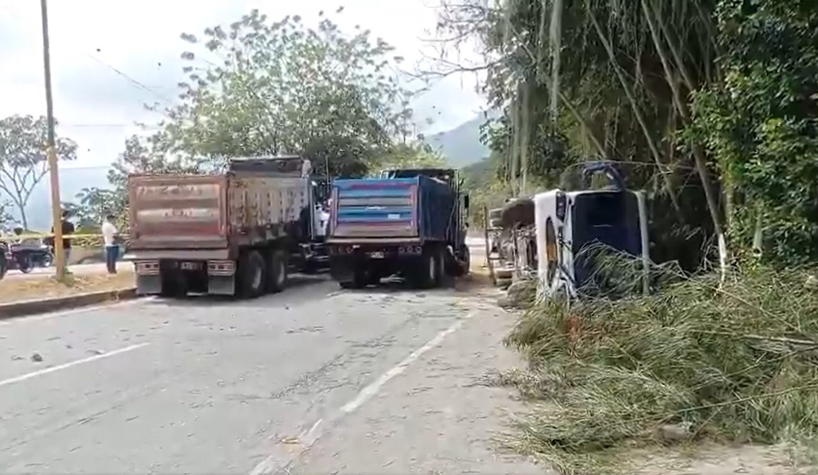 Choque entre dos volquetas y un bus dejó 12 heridos en la vía Lebrija- Girón