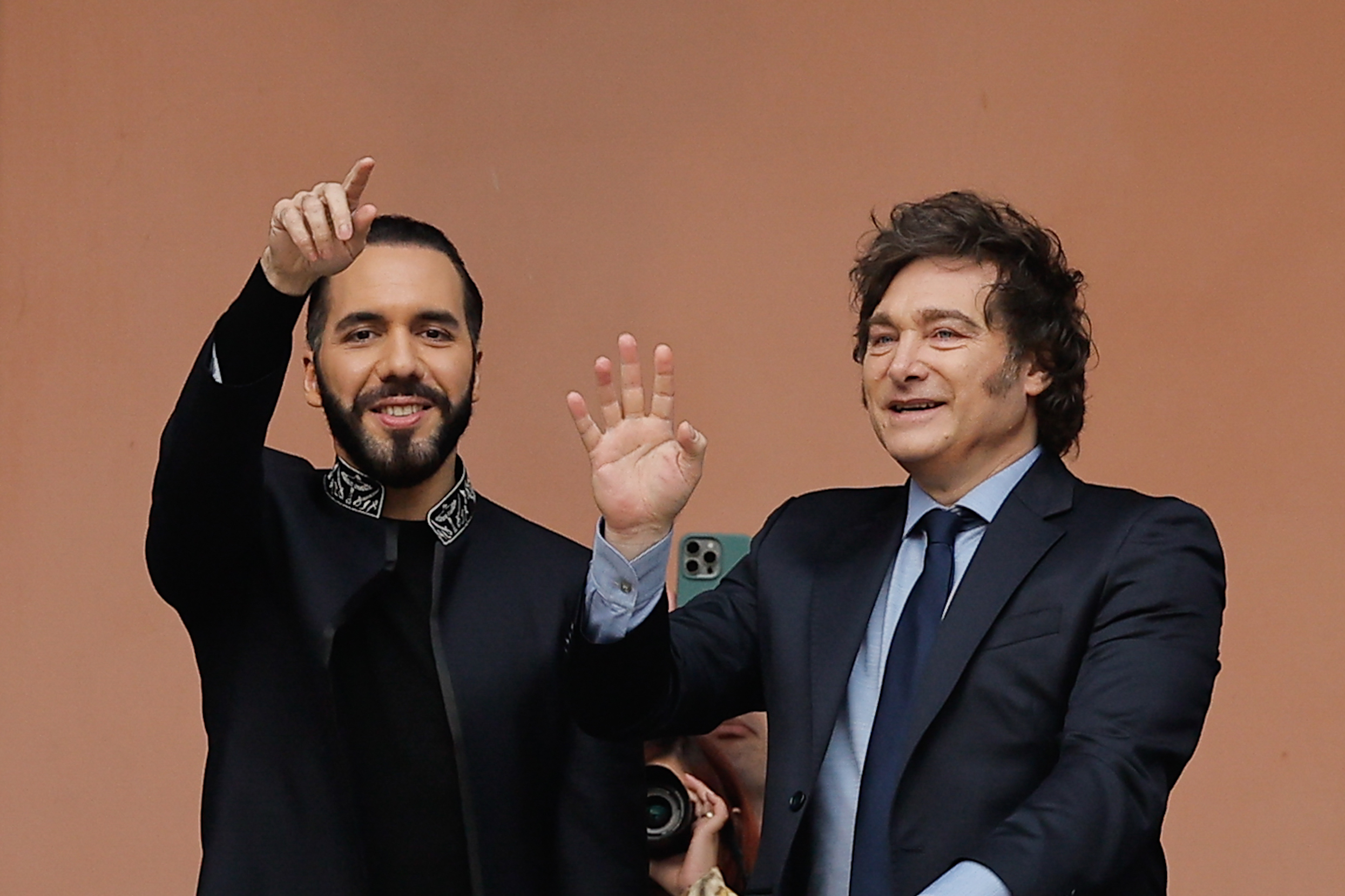-FOTODELDÍA- AME3870. BUENOS AIRES (ARGENTINA), 30/09/2024.- El presidente argentino, Javier Milei (d) acompañado del presidente de El Salvador Nayib Bukele, saludan a seguidores en La Casa Rosada este lunes en Buenos Aires (Argentina). "Somos grandes amigos", dijo Bukele a la prensa respecto de su par argentino, Javier Milei, en camino a la Casa Rosada, sede del Ejecutivo, donde se reunirá con el argentino, con quien, anticipó, conversará de "muchas cosas importantes", como temas "de energía, comercio, seguridad". EFE/ Juan Ignacio Roncoroni