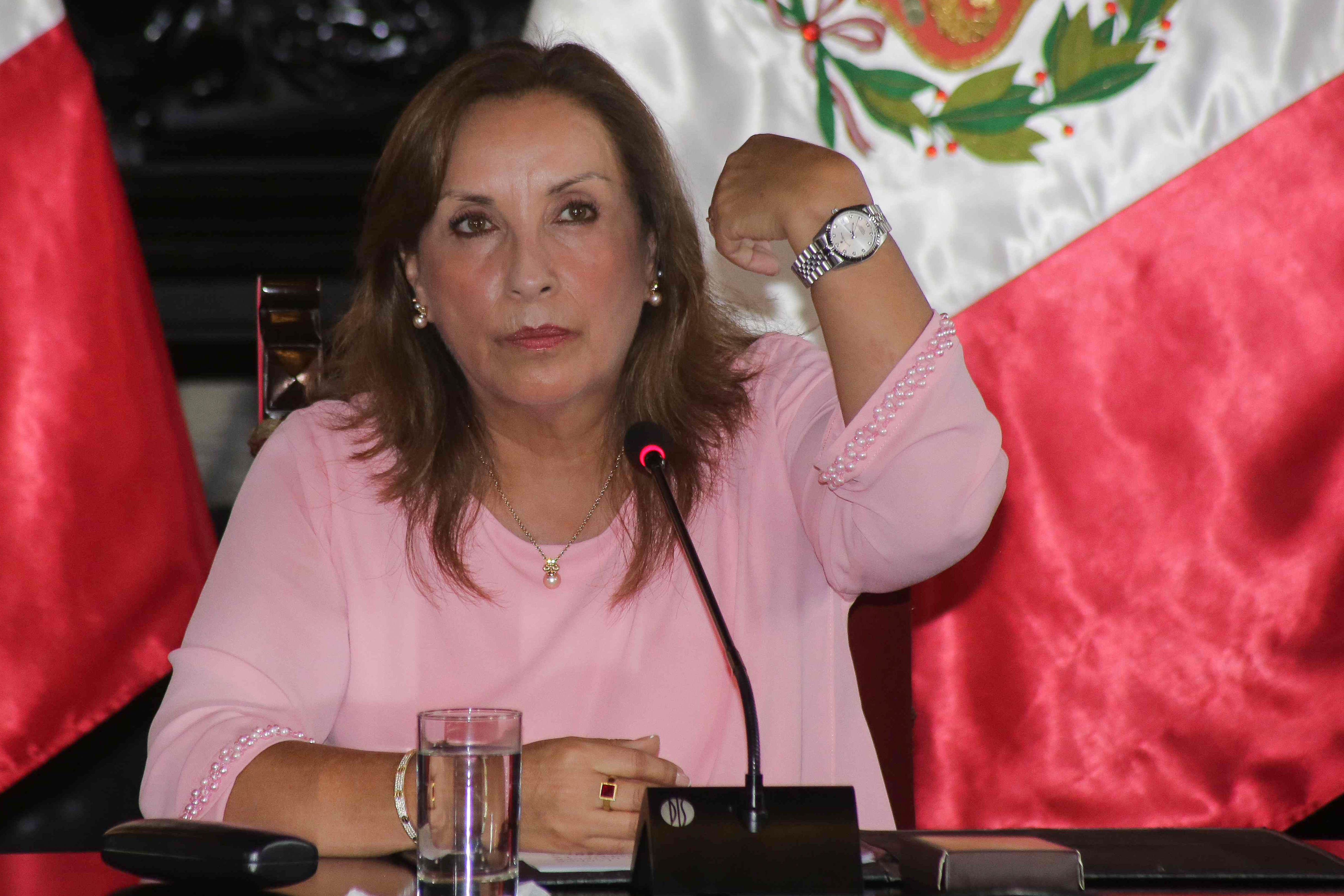 Perú: Boluarte dice que relojes de lujo fueron “un préstamo” para “verse bien”