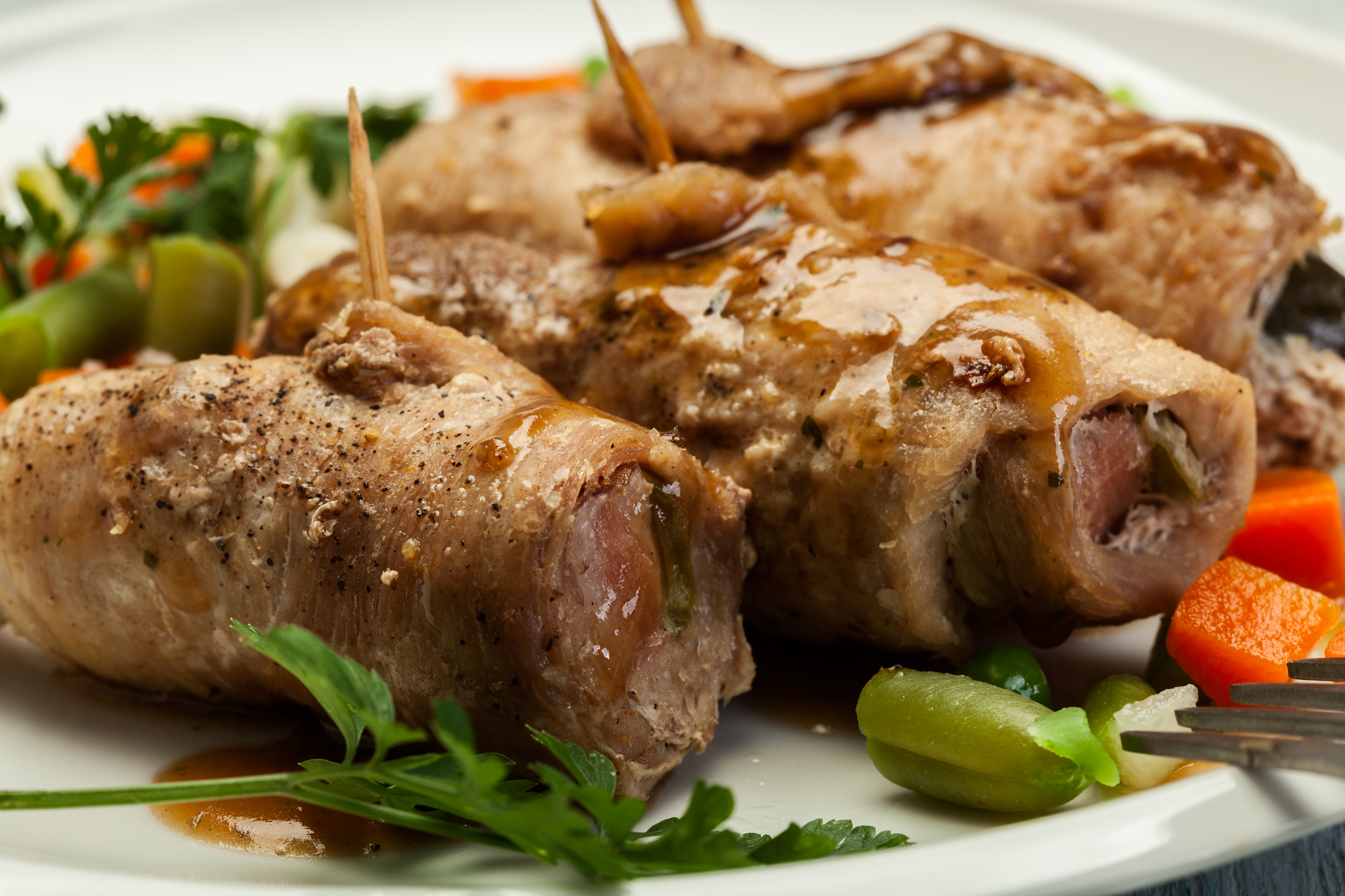 Rollitos de carne y vegetales acompañados de salsa al vino tinto