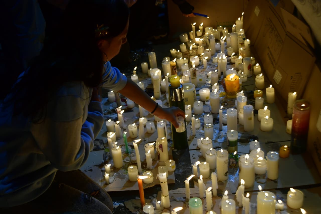 Velatón en el barrio La Sierra, San Cristóbal, por la salud de los niños que se debaten entre la vida y la muerte tras un grave accidente.