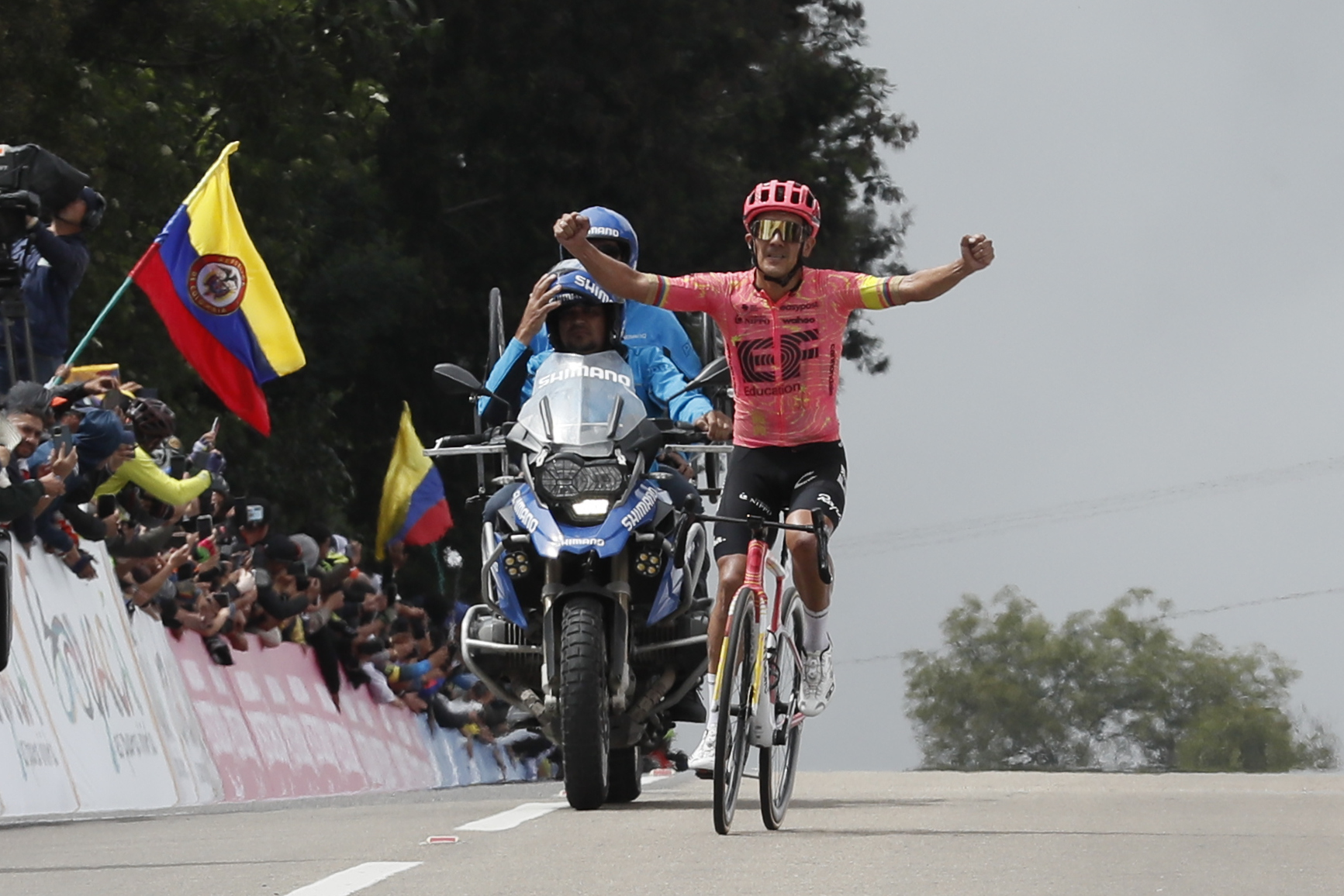 AMDEP6874. ALTO EL VINO (COLOMBIA), 10/02/2024.- El ecuatoriano Richard Carapaz de EF Education Easypost celebra al ganar la quinta etapa de la carrera ciclística Tour Colombia 2024 hoy, en el Alto el Vino, Cundinamarca (Colombia). EFE Carlos Ortega