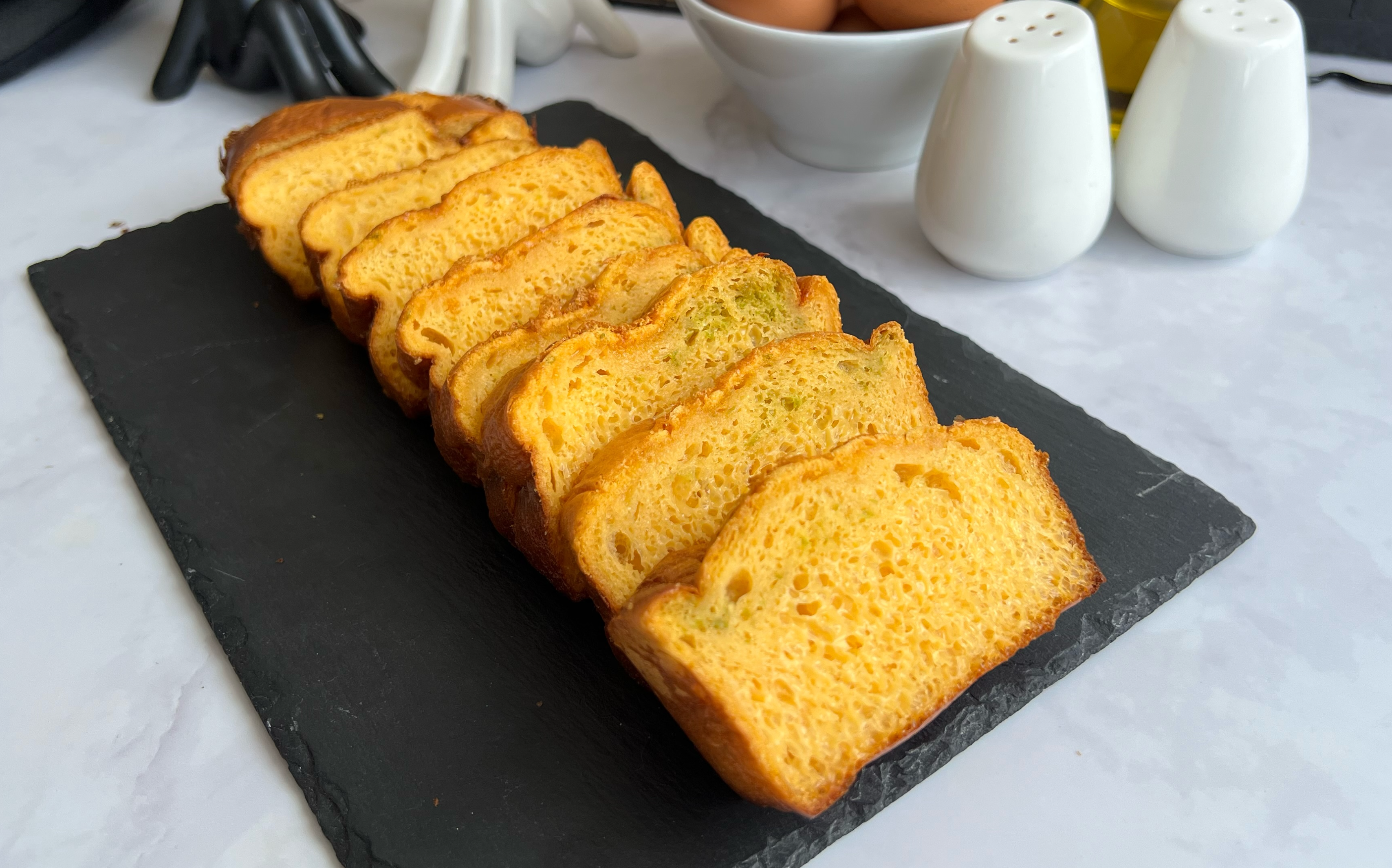 ¿Cómo se hace un bizcocho sin harinas? Aquí te damos la receta y te enseñamos