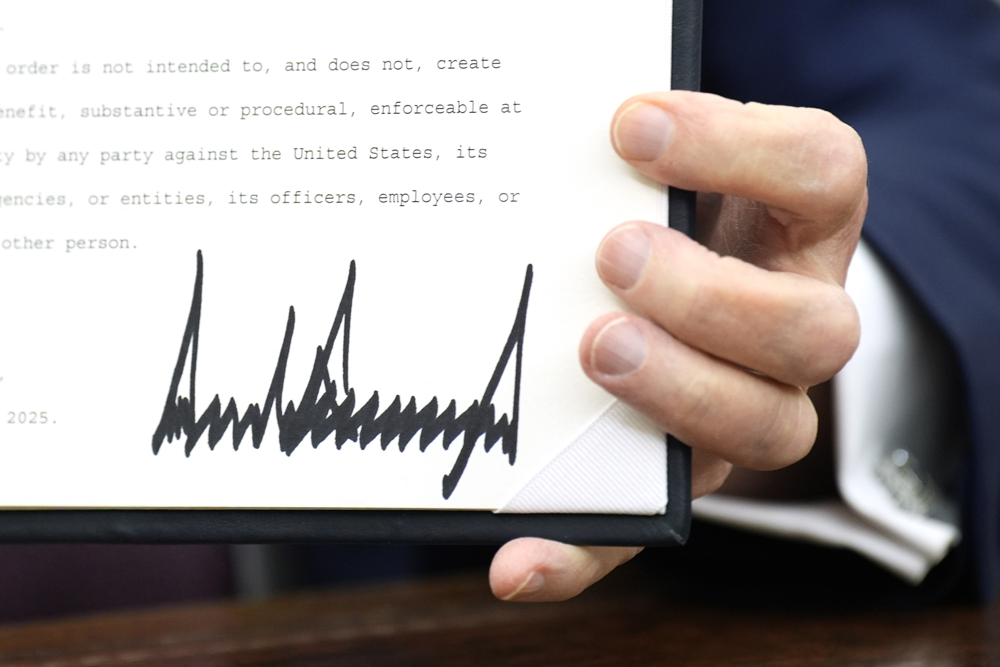 Otra tanda de indultos de Trump: perdonó a 23 activistas antiaborto