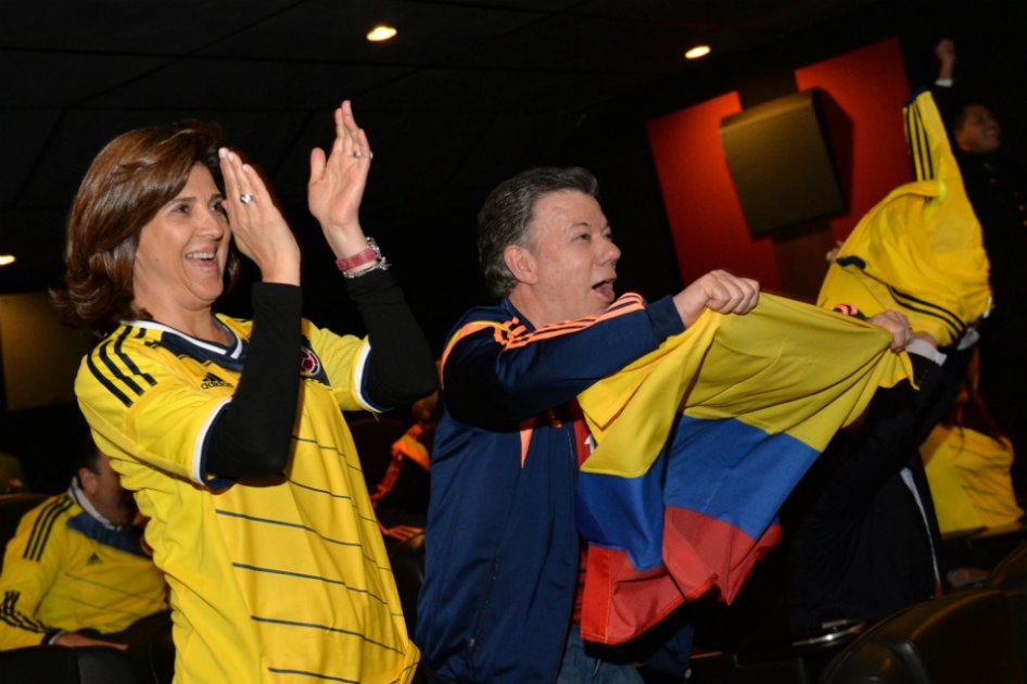 El Presidente Santos celebra uno de los goles de Colombia contra Japón, a su lado la Canciller María Ángela Holguín.  
