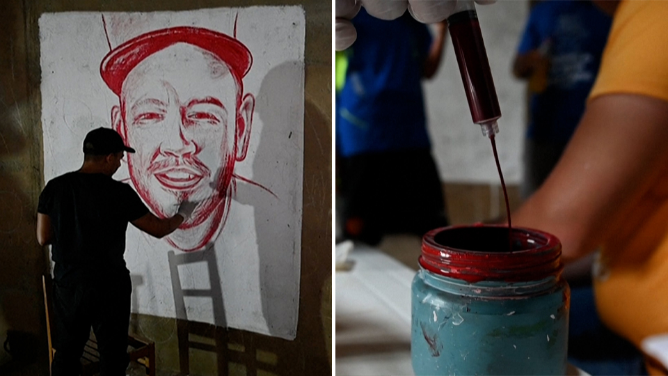 Artista pinta murales con sangre para rechazar la discriminación y la violencia