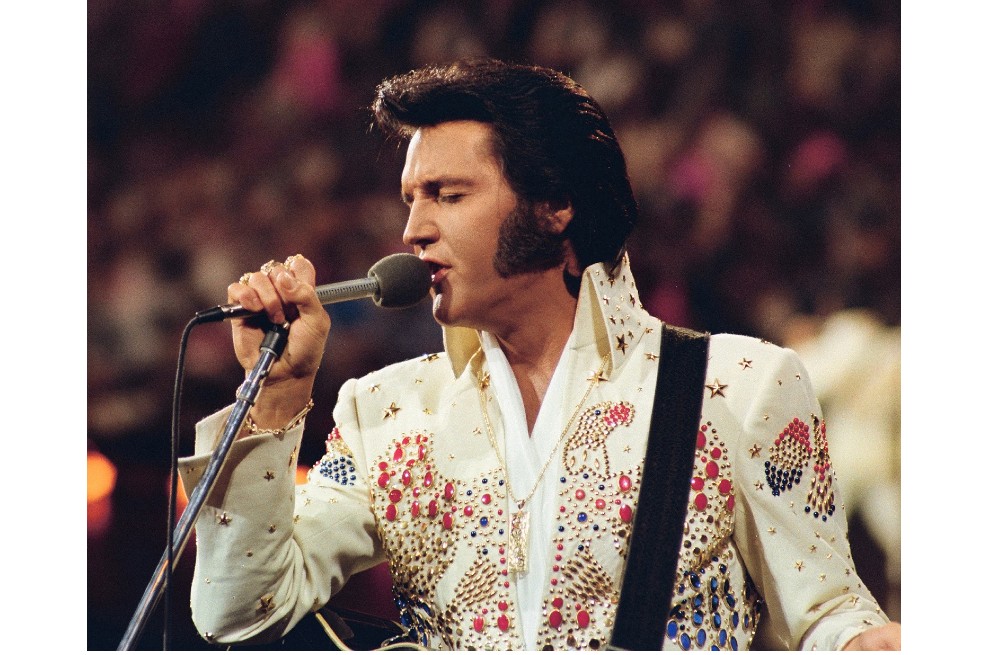 Elvis Presley, considerado el “rey del rock & roll” nació el 8 de enero de 1935 y murió el 16 de agosto de 1977.