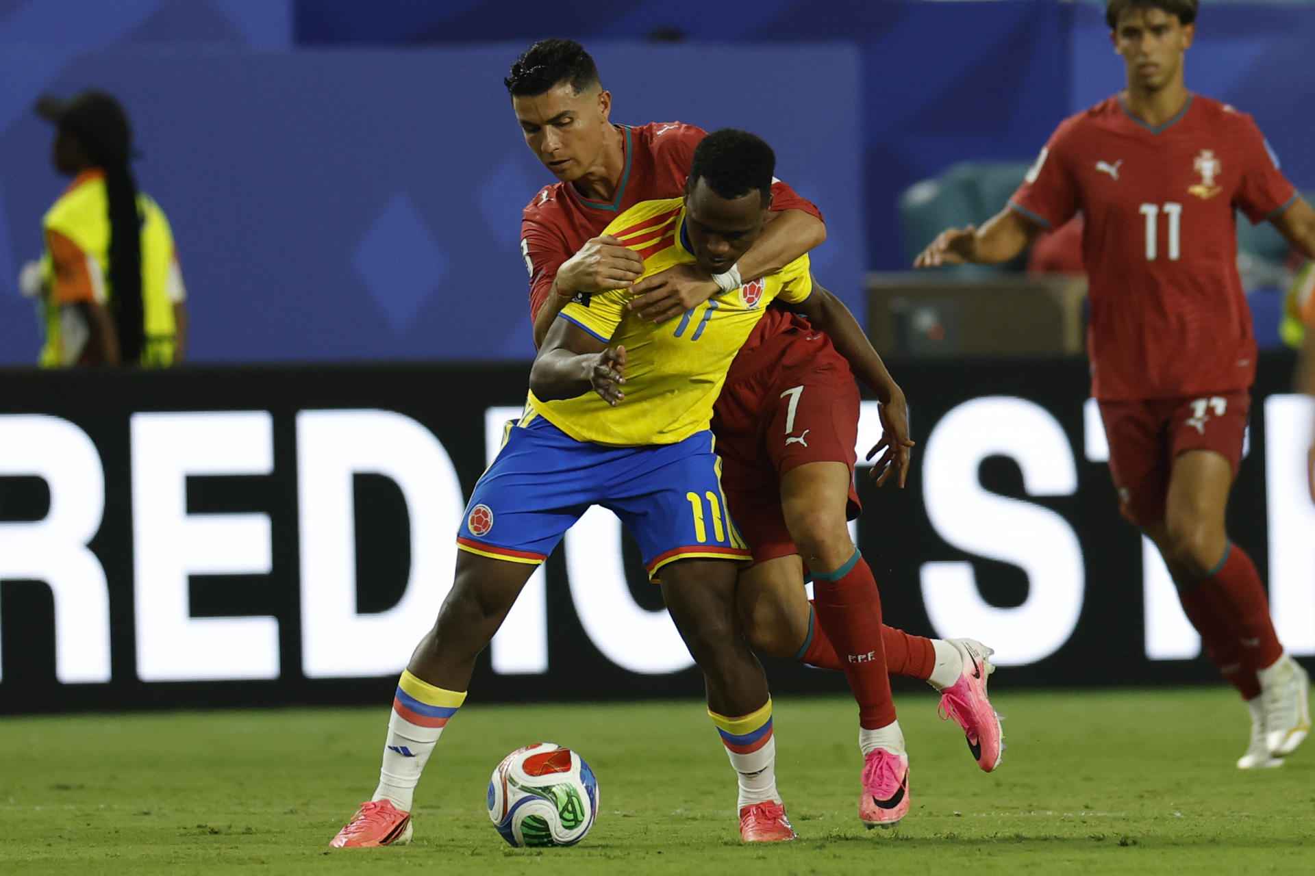 GR7136. MIAMI (ESTADOS UNIDOS), 27/06/2026.- Jhon Arias (c) de Colombia disputa el balón con Cristiano Ronaldo de Portugal este sábado, durante un partido del grupo K en el Mundial de la FIFA 2026 entre Colombia y Portugal en el estadio Hard Rock de Miami (EE.UU.). EFE/ Alberto Estevez

