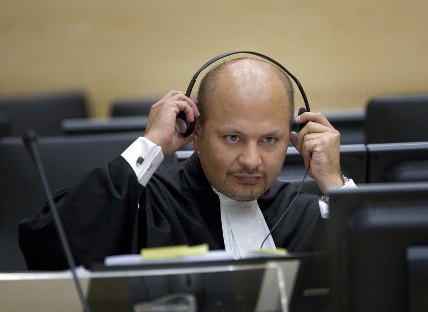 Especialista de derechos humanos, Khan ocupaba antes el cargo de subsecretario general de Naciones Unidas, donde estuvo encargado de dirigir una investigación especial de la ONU sobre los crímenes del grupo yihadista Estado Islámico.