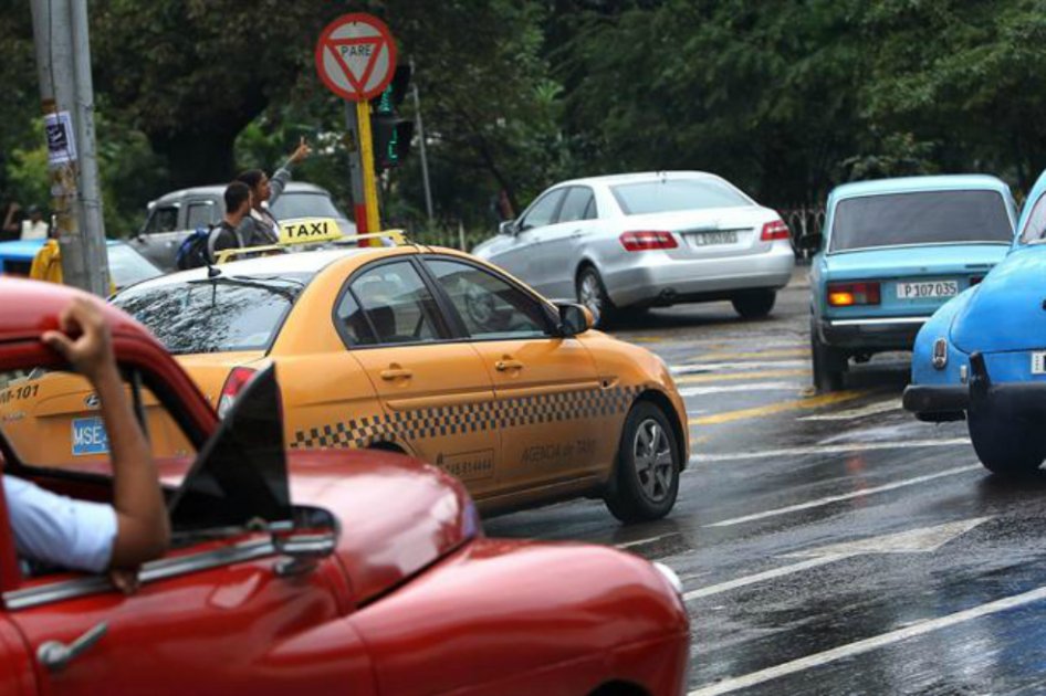 Taxi estatal circula por la Habana