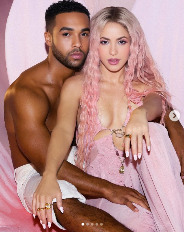 Shakira y Lucien Leon Laviscount como parte de la promoción de su nuevo álbum.