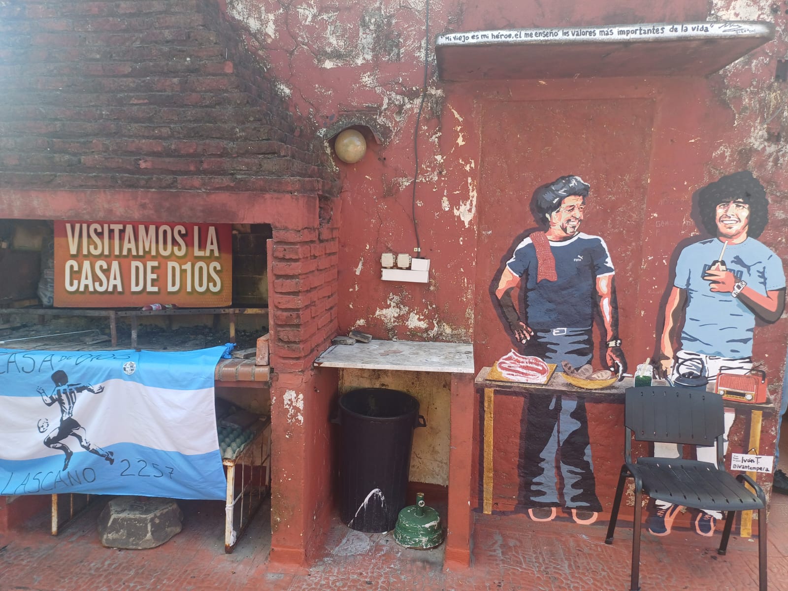 La Casa de D10S es una auténtica casa-museo que invita a revivir los años en los que un joven Diego Armando vivió junto a su familia en el barrio porteño de los Bichitos Colorados.