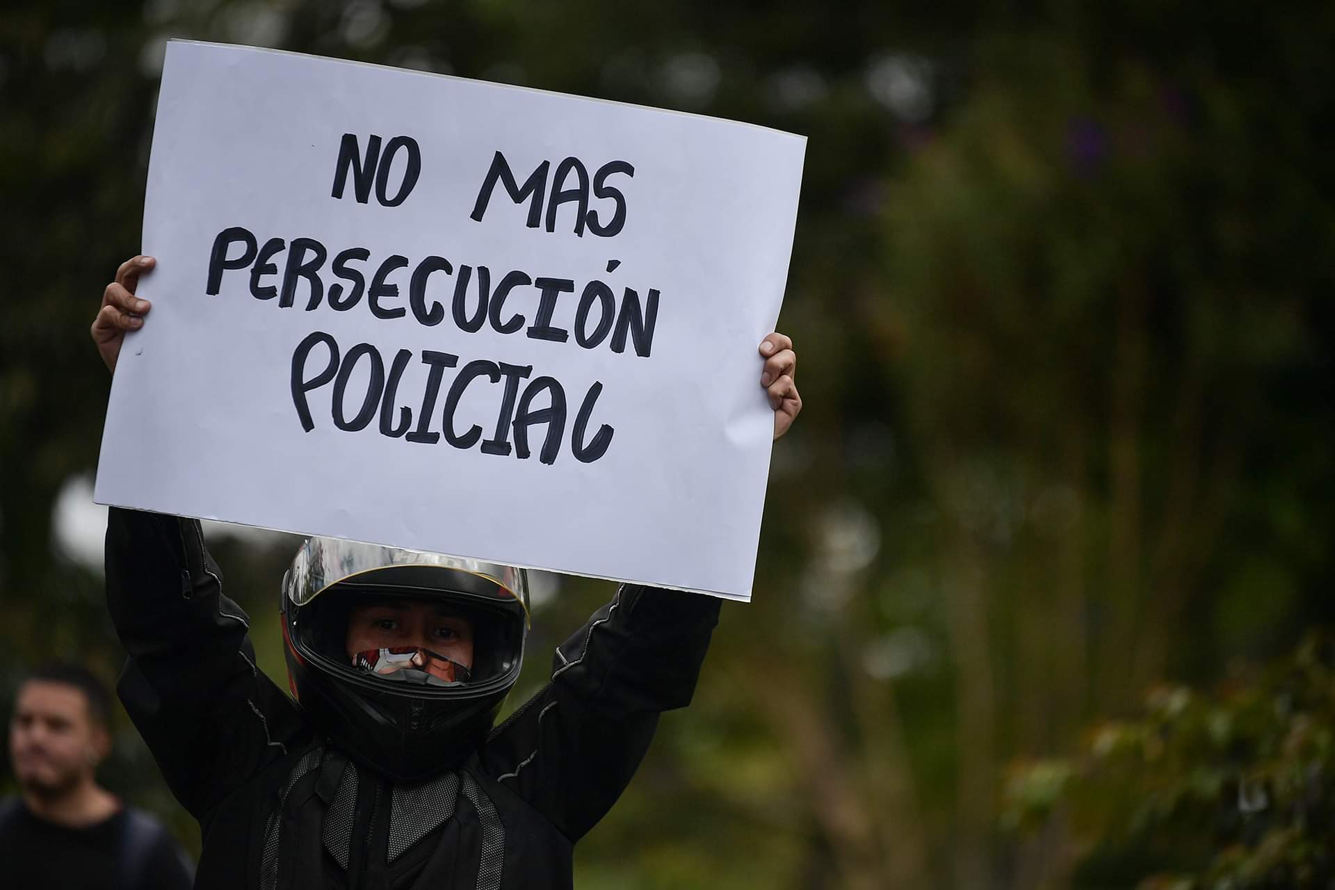 De acuerdo con los manifestantes, la ampliación hasta diciembre de la restricción de parrillero, los ha convertido en “carne de cañón”, ante cualquier situación de orden público o criminal.
