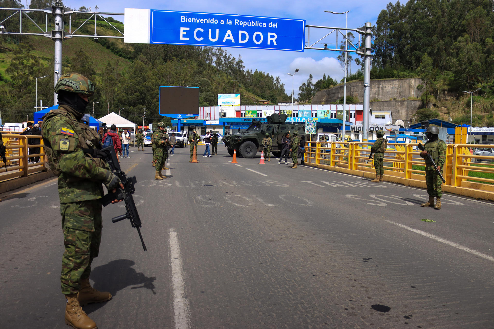 AME7378. RUMICHACA (ECUADOR), 22/01/2026.- Fotografía de archivo del 12 de abril de 2025 que muestra a militares ecuatorianos que custodian la frontera entre Ecuador y Colombia en el puente internacional Rumichaca, en la provincia de Carchi (Ecuador). La decisión del presidente de Ecuador, Daniel Noboa, de imponer una sobretasa del 30 % a las importaciones procedentes de Colombia, y las medidas recíprocas adoptadas este jueves por el Gobierno del presidente colombiano, Gustavo Petro, abren un nuevo episodio de tensión bilateral entre dos países históricamente ligados por la geografía, el comercio y una extensa cooperación fronteriza. EFE/ Xavier Montalvo /ARCHIVO