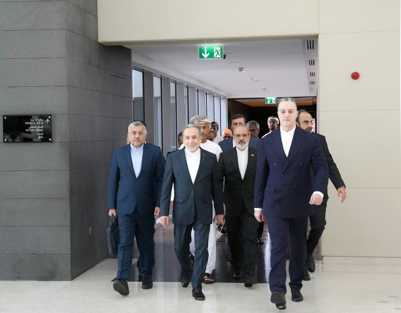 MASCATE (OMÁN), 06/02/2026.- La delegación iraní encabezada por el ministro de Exteriores, Abás Araqchí, se dirige al lugar de las reuniones con el ministro de Exteriores de Omán. Irán y Estados Unidos comenzaron este viernes nuevas negociaciones sobre el programa nuclear iraní con posturas muy alejadas y bajo la amenaza de una intervención militar estadounidense, que ha desplazado un portaaviones cerca de aguas iraníes. EFE/ ISNA // SOLO USO EDITORIAL/SOLO DISPONIBLE PARA ILUSTRAR LA NOTICIA QUE ACOMPAÑA (CRÉDITO OBLIGATORIO)