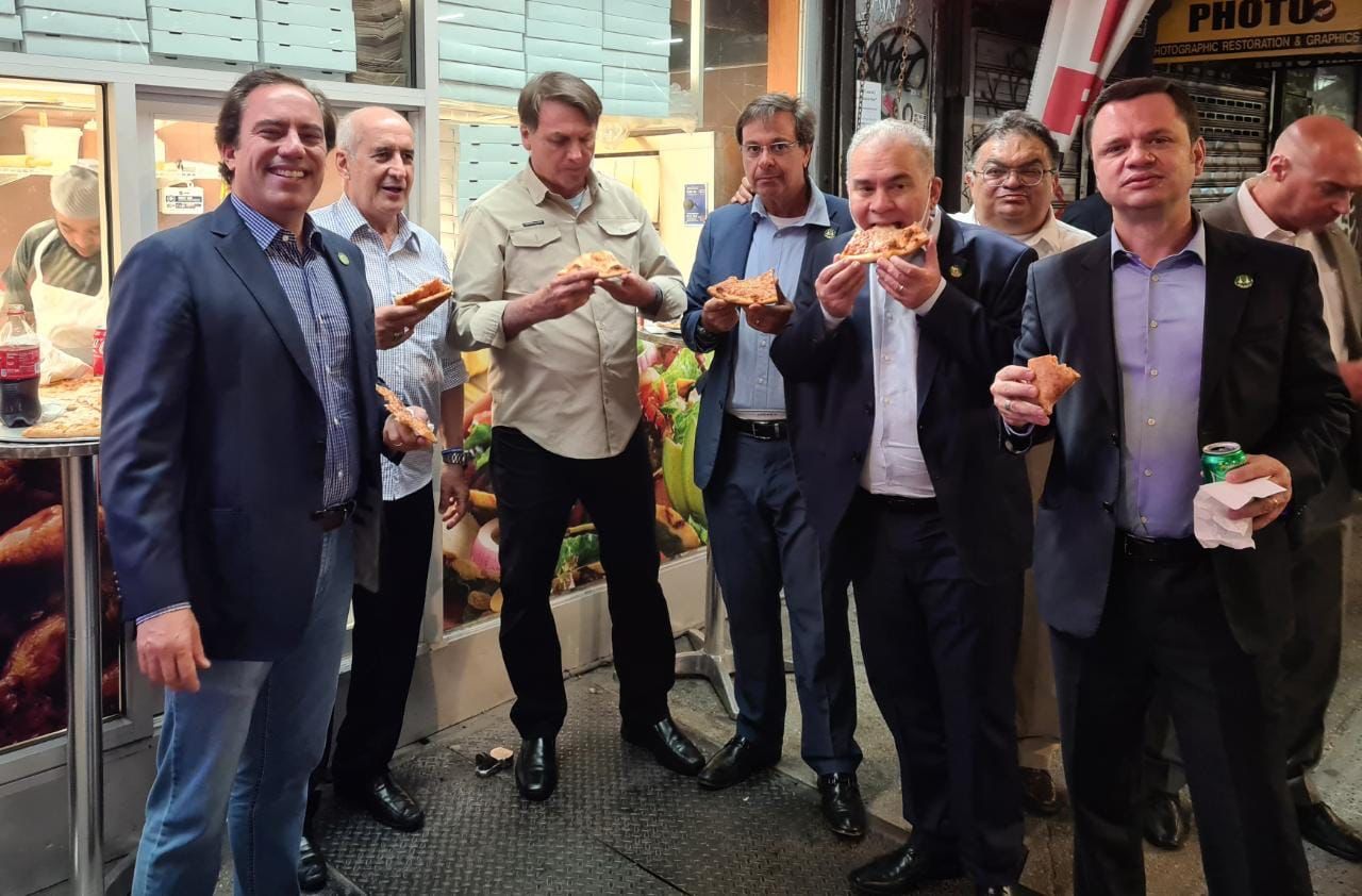 Por no tener vacuna anticovid, Bolsonaro come pizza en las calles de Nueva York
