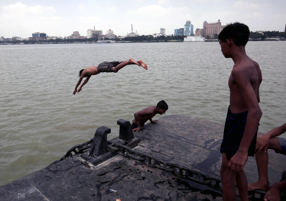 Un mago indio desaparece en el río Ganges en un acto de ilusionismo