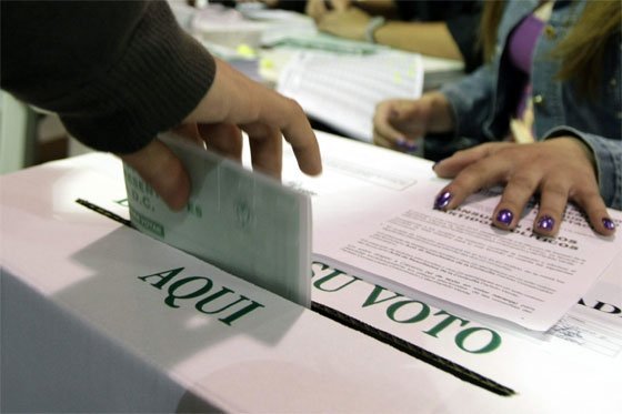 El choque entre Registraduría y CNE por el regreso de requisito de firma y huella para votar