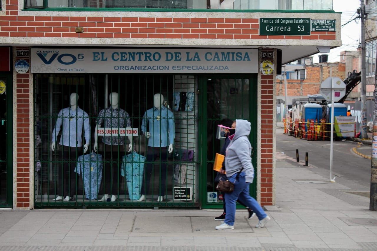 Para evitar un escenario como este, la Secretaría de Salud ha hecho recorridos por las ocho localidades que están en cuarentena hasta el 26 de julio para hacer pedagogía sobre el autocuidado. / Jorge Londoño