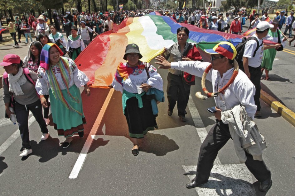 Vías bloqueadas y marchas marcan intenso día protesta contra Correa en Ecuador
