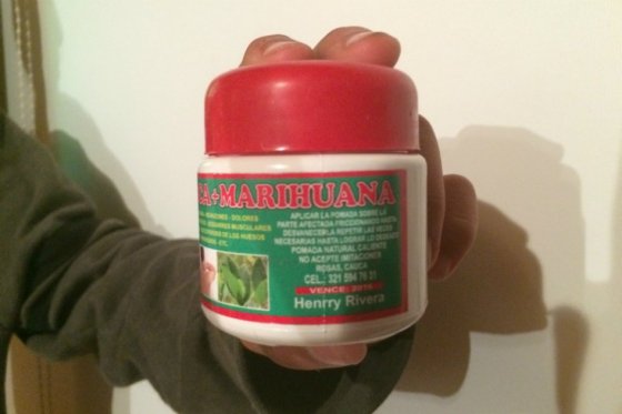En algunas zonas de Bogotá, hay quienes comercializan ya pomadas y aceites de marihuana medicinal.