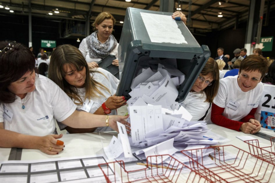 Autoridades realizan el conteo de votos del referéndum en Aberdeen, Escocia.