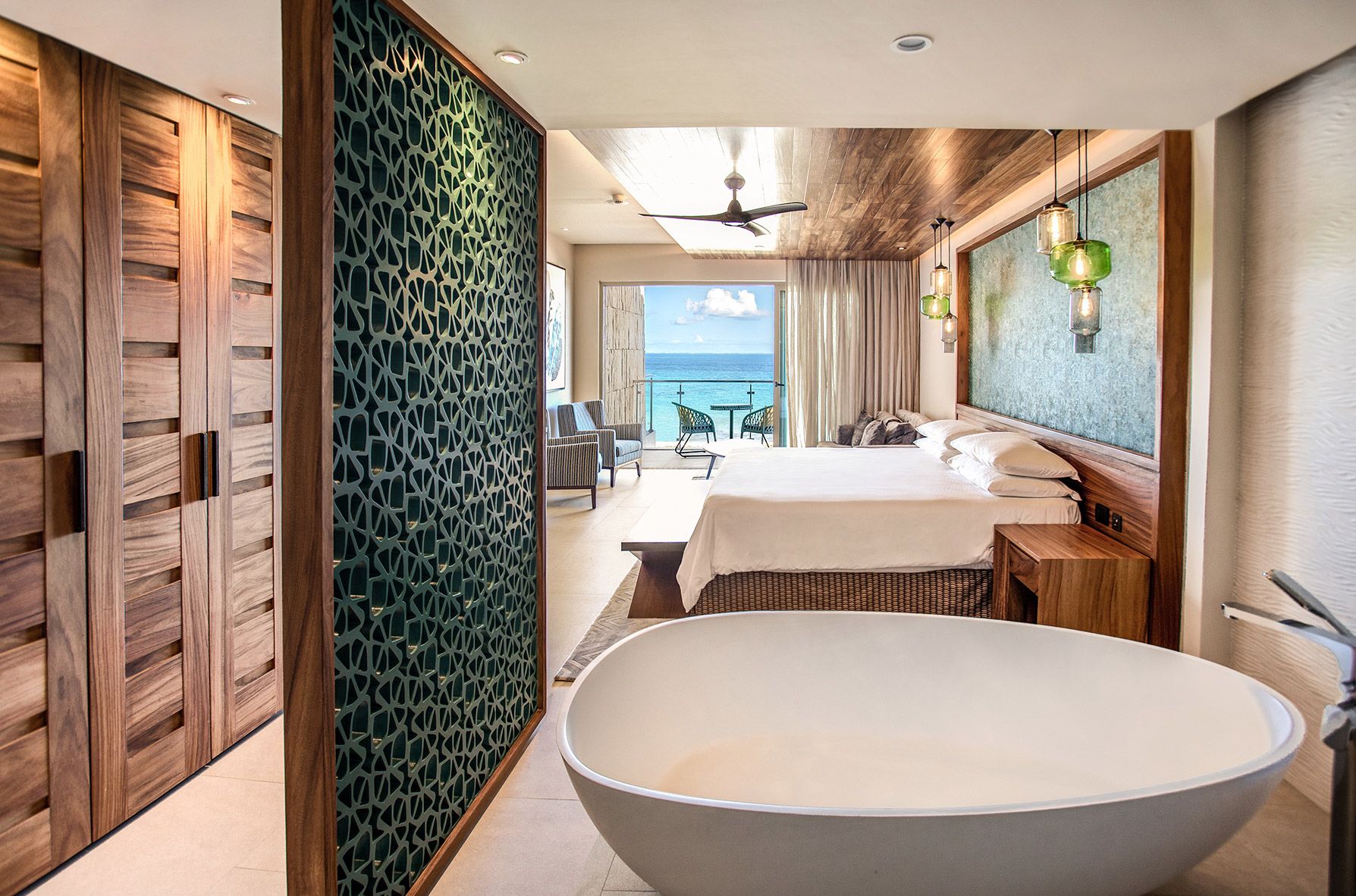 En perfecta armonía con el mar Caribe y la selva a su alrededor, Palmaïa ofrece a los viajeros suites que están todas frente al mar, con siete trazados distintivos, cada una con su terraza privada para disfrutar las vistas del Caribe.