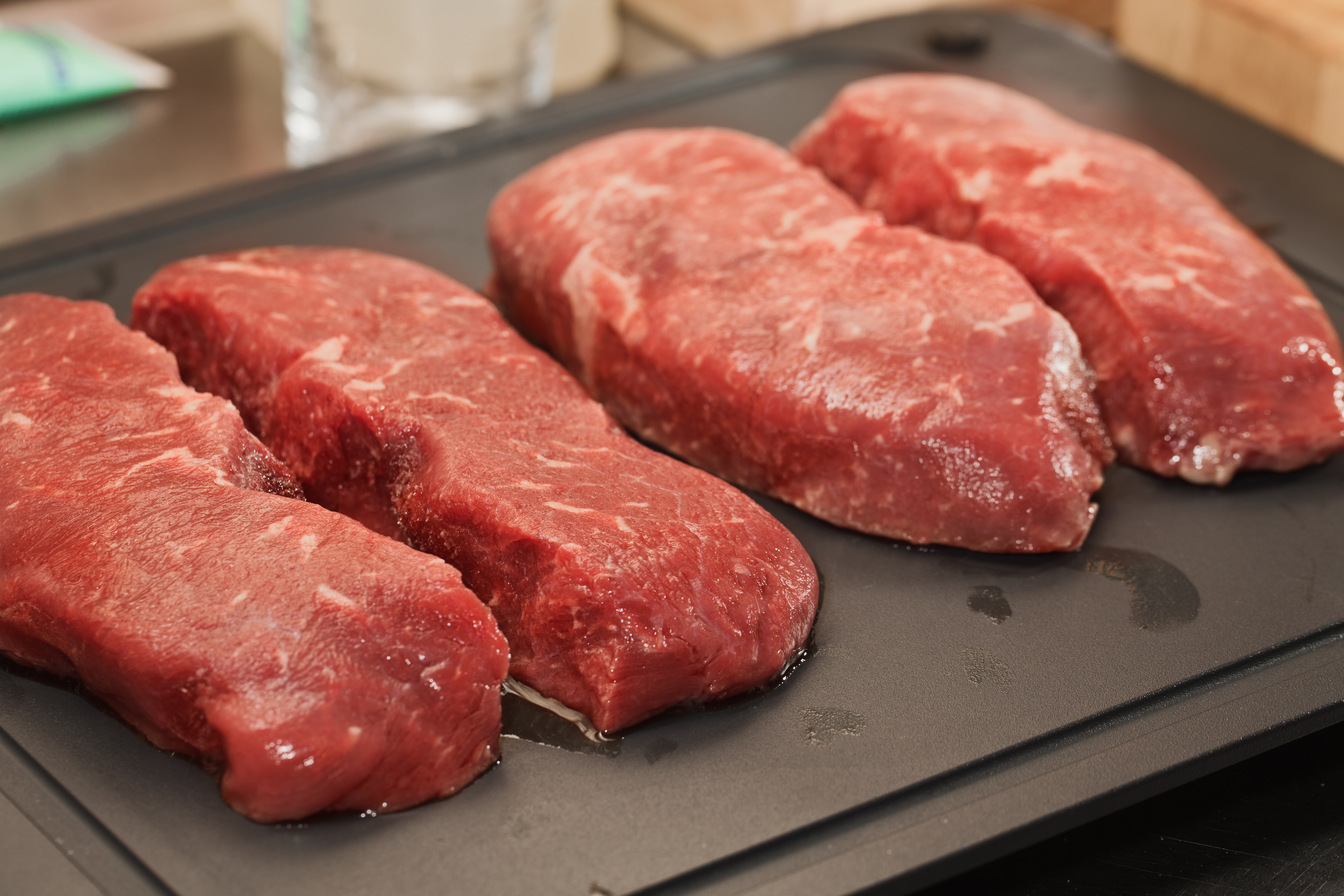 ¿Es mejor descongelar las carnes en la nevera, microondas o afuera?