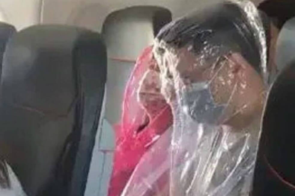 Turistas viajan envueltos en plástico por miedo a contagiarse de coronavirus