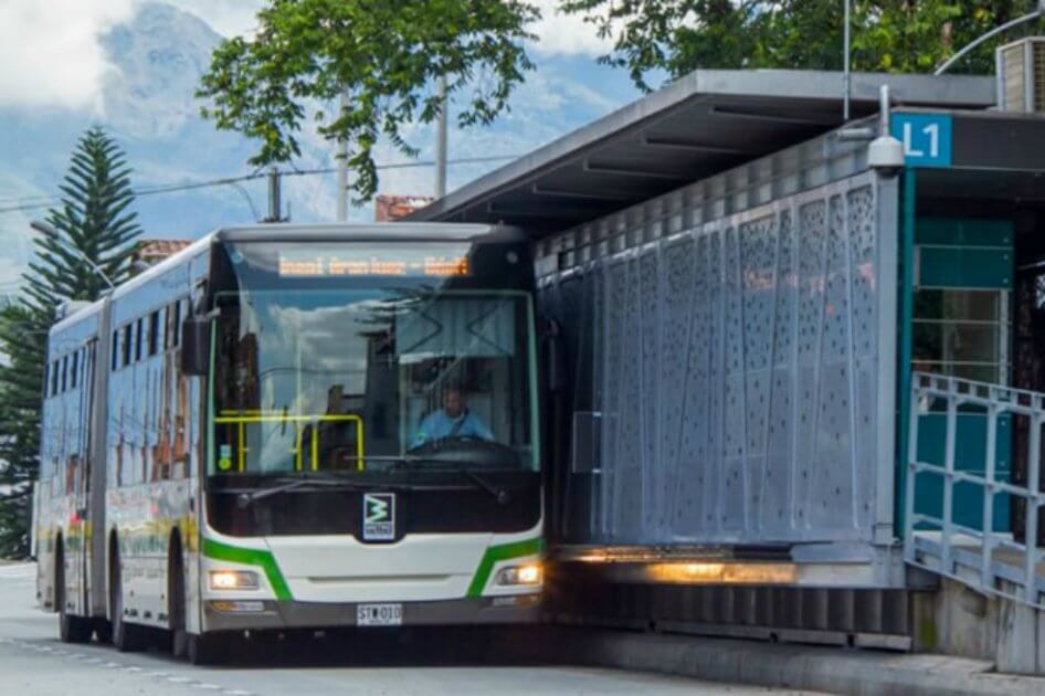 Bus del Metroplus arrolló a habitante de calle en Medellín; hubo enfrentamientos